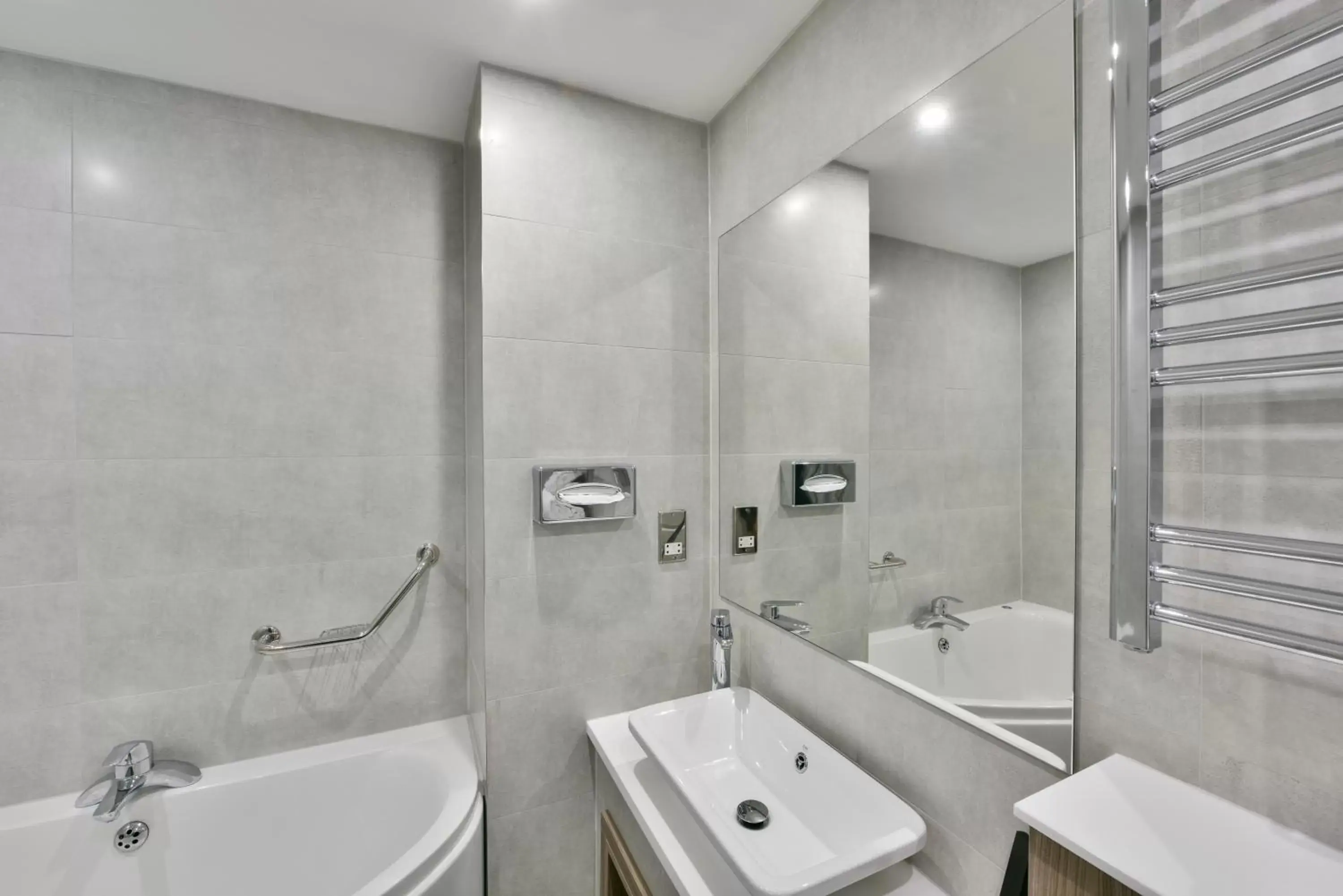 Bathroom in Holiday Inn - Manchester - Oldham, an IHG Hotel