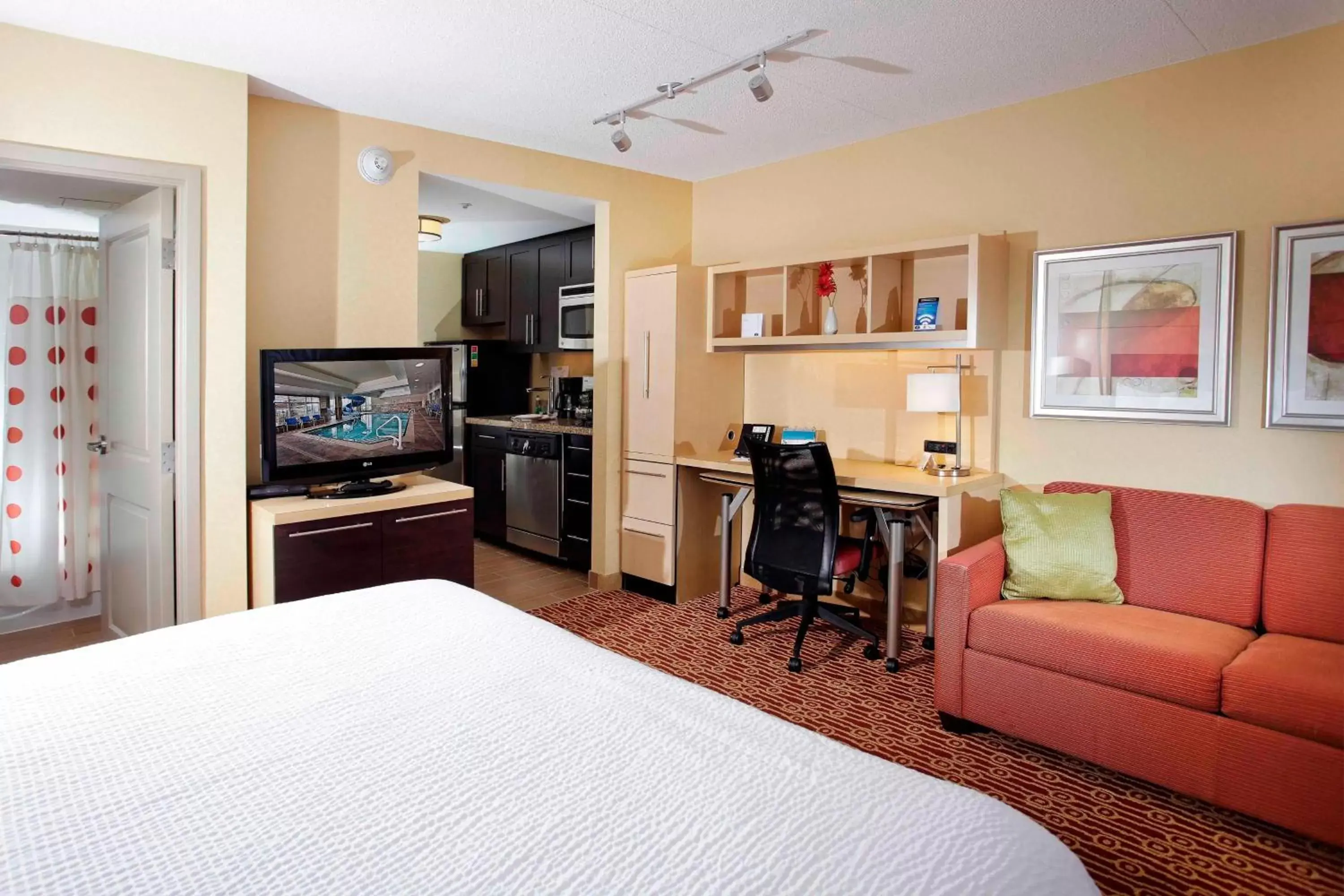 Photo of the whole room, TV/Entertainment Center in TownePlace Suites by Marriott Sudbury