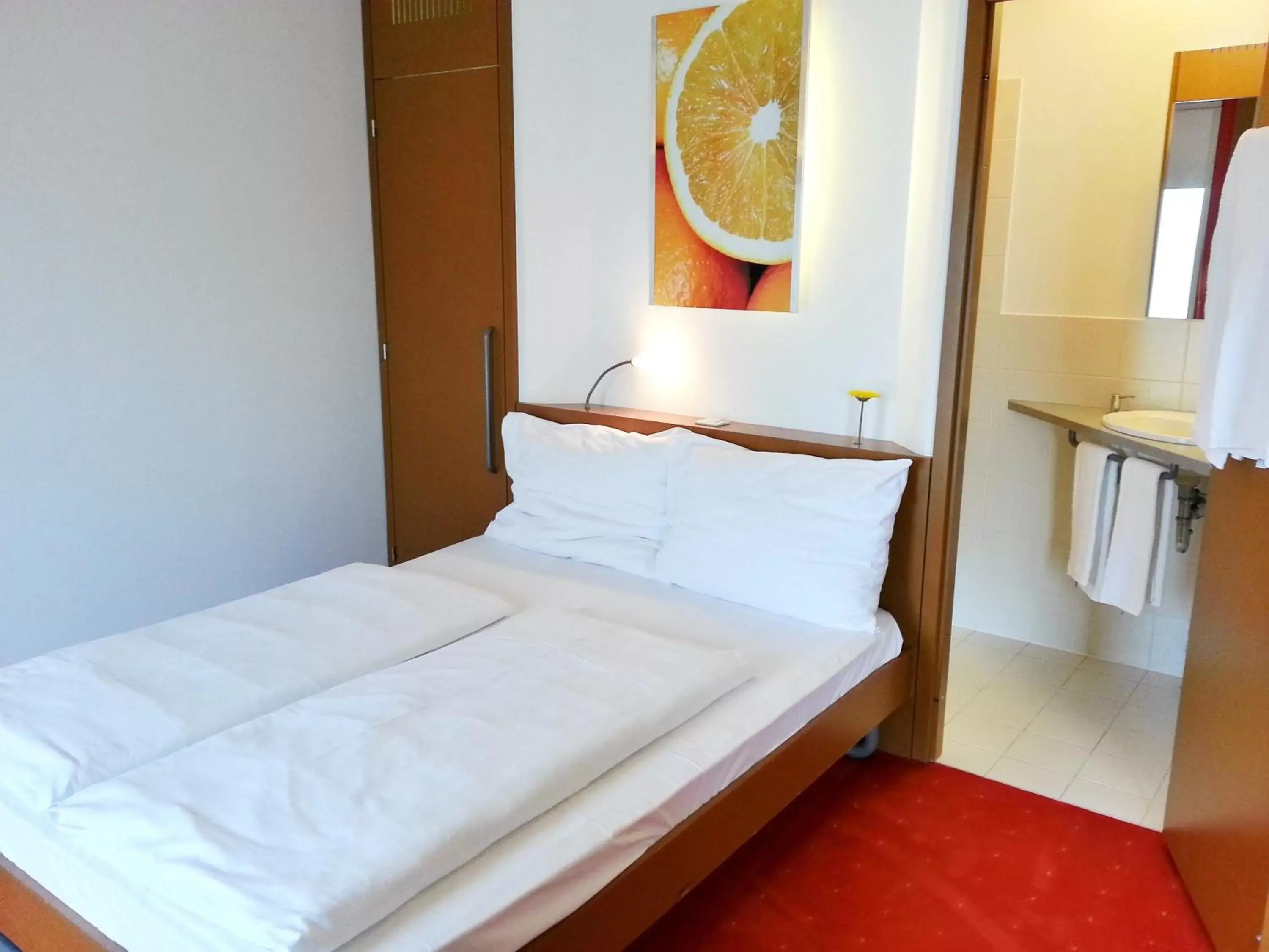 Photo of the whole room, Bed in Orange Wings Krems