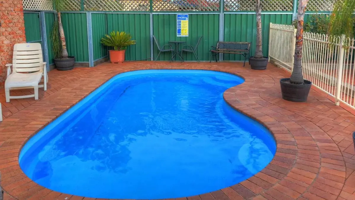 Swimming Pool in Endeavour Court Motor Inn