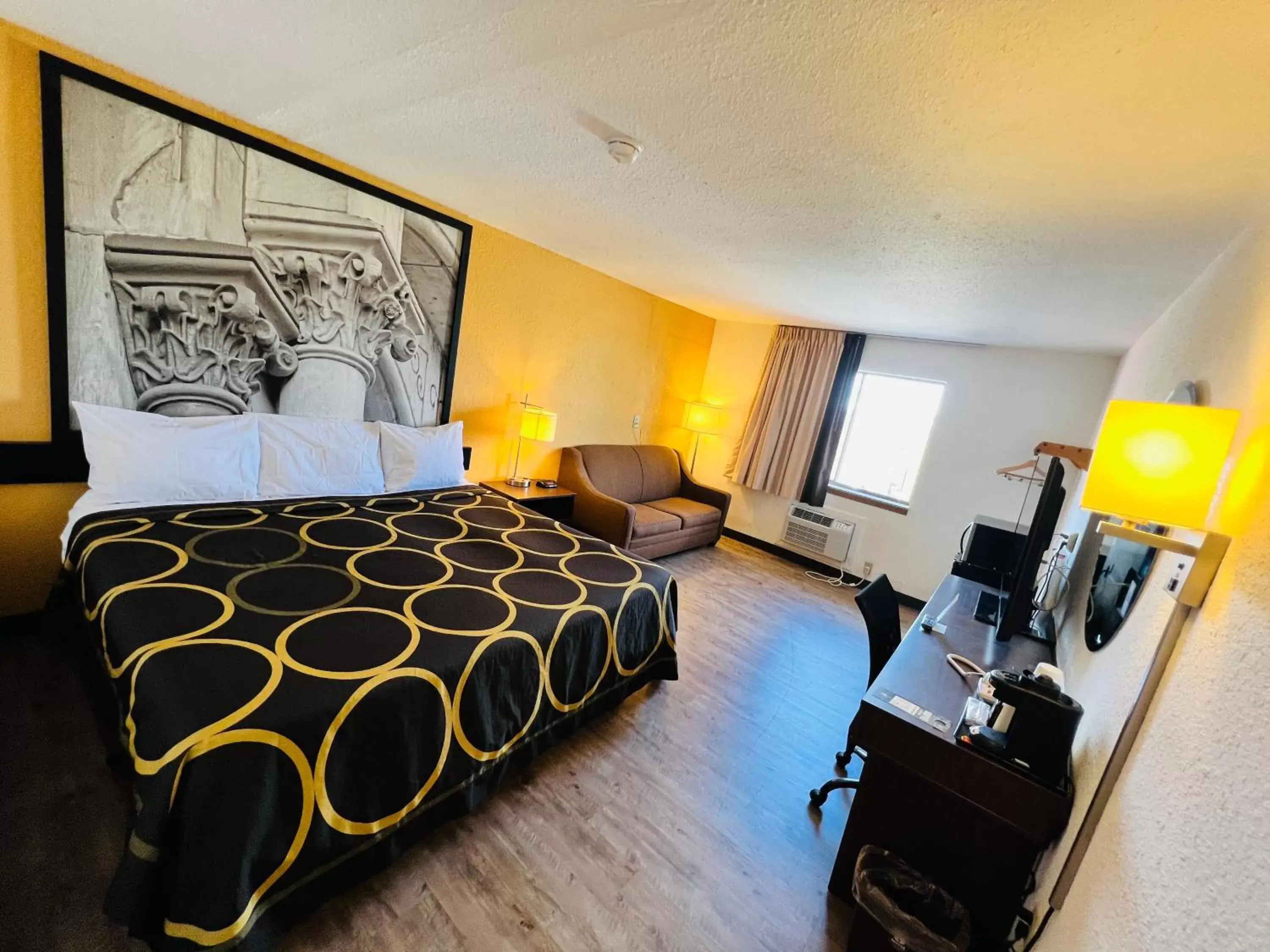 Photo of the whole room, Bed in Super 8 by Wyndham Elizabethtown
