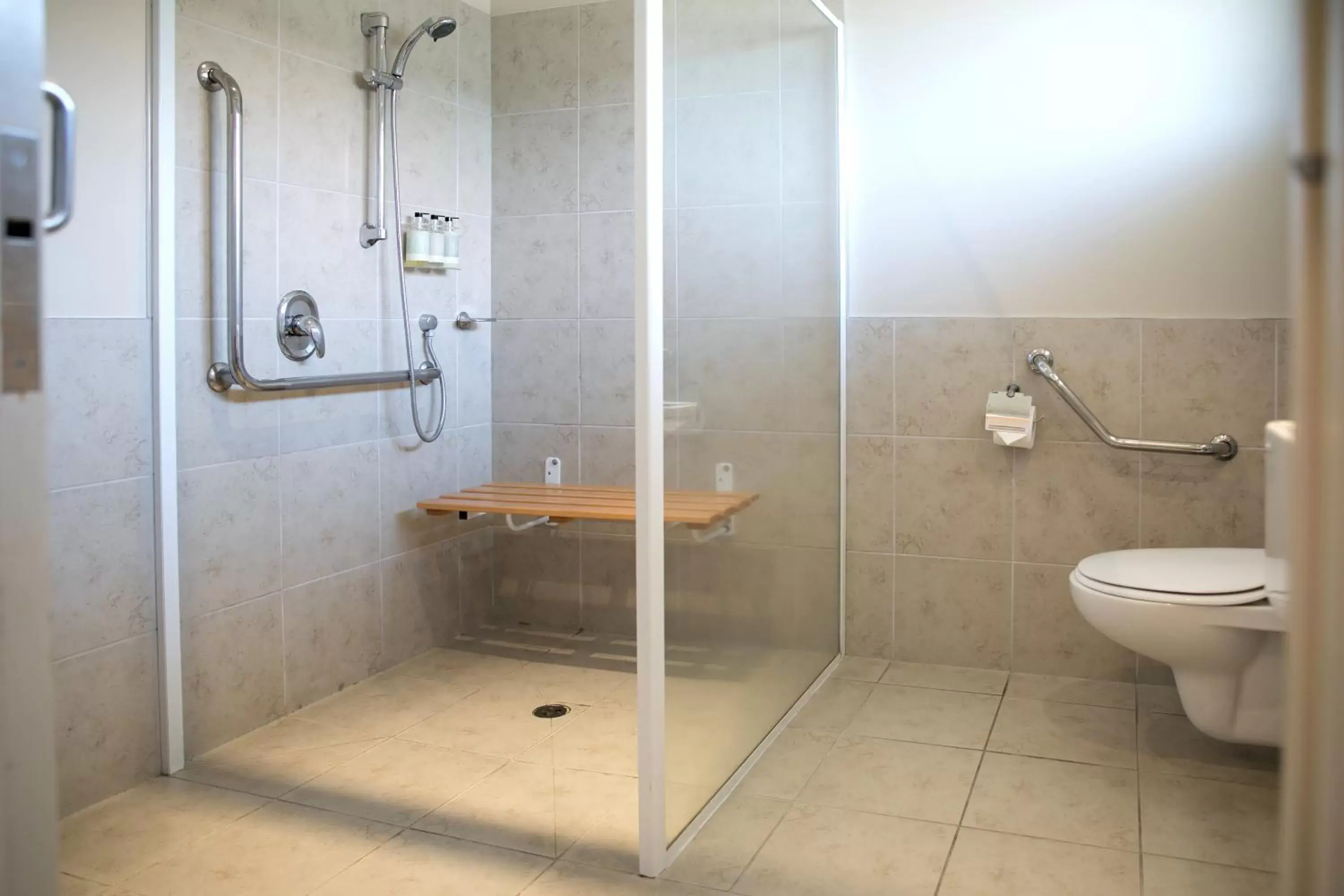 Shower, Bathroom in Alpine Lake Motel