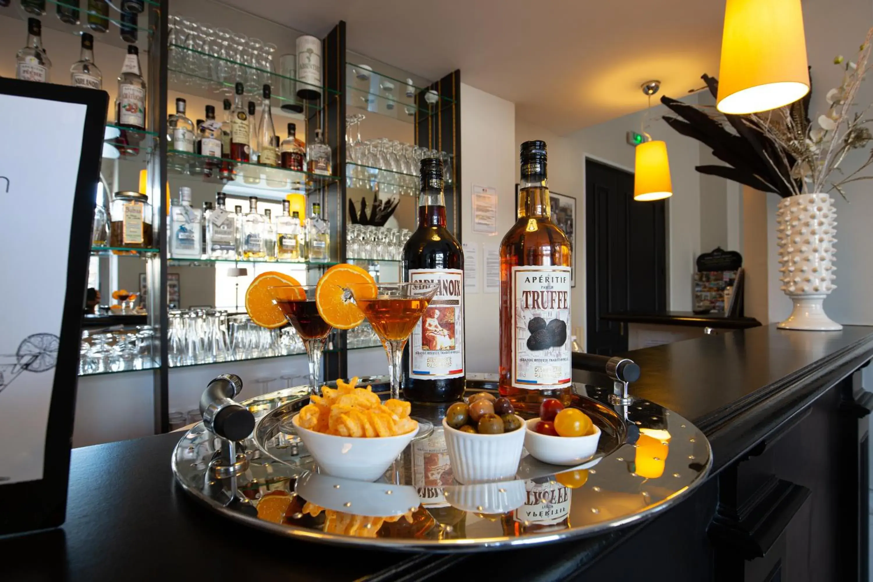 Lounge or bar in Best Western Le Renoir