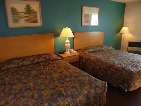 Bedroom in Herington Inn and Suites