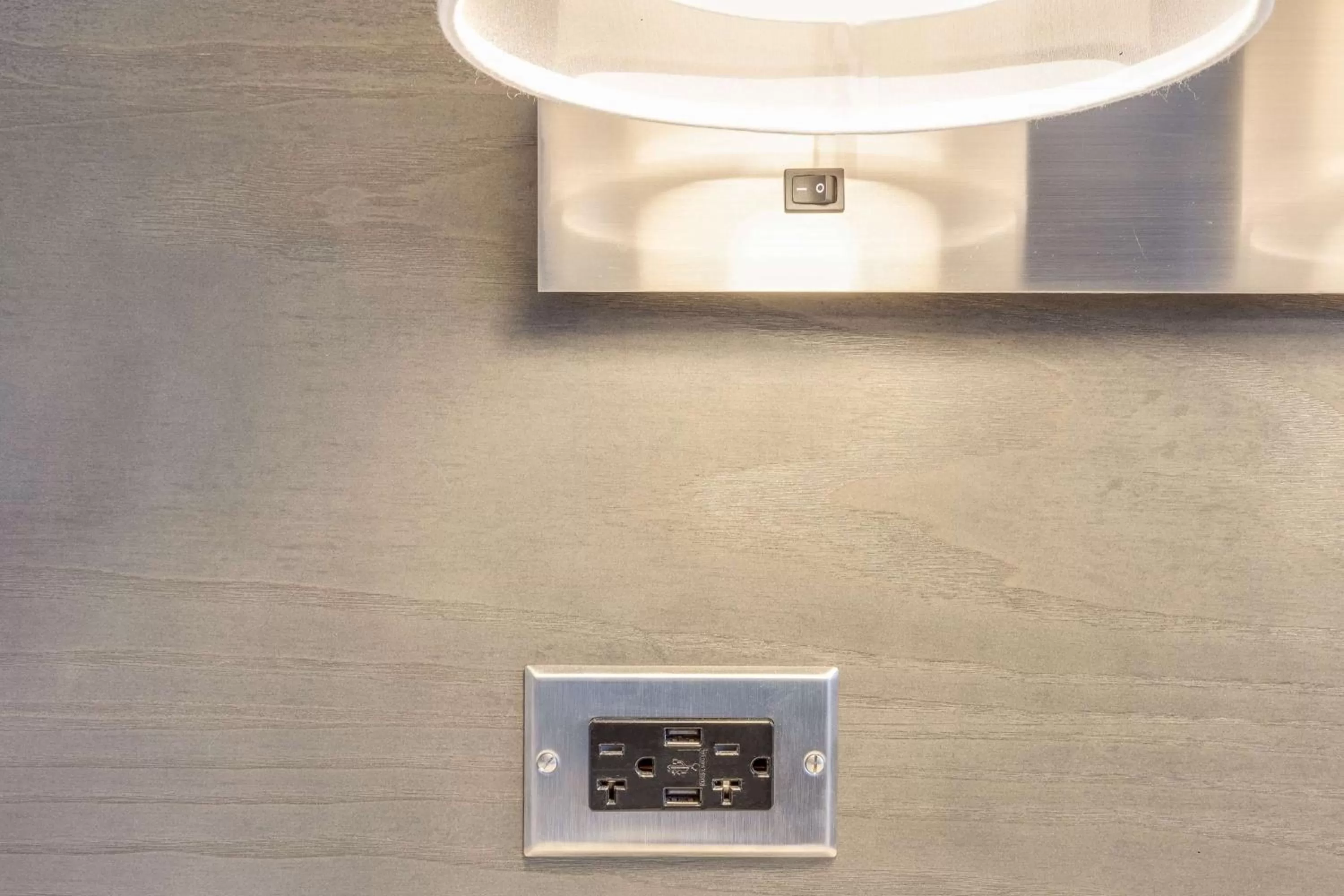 Photo of the whole room in DoubleTree by Hilton Racine Harbourwalk