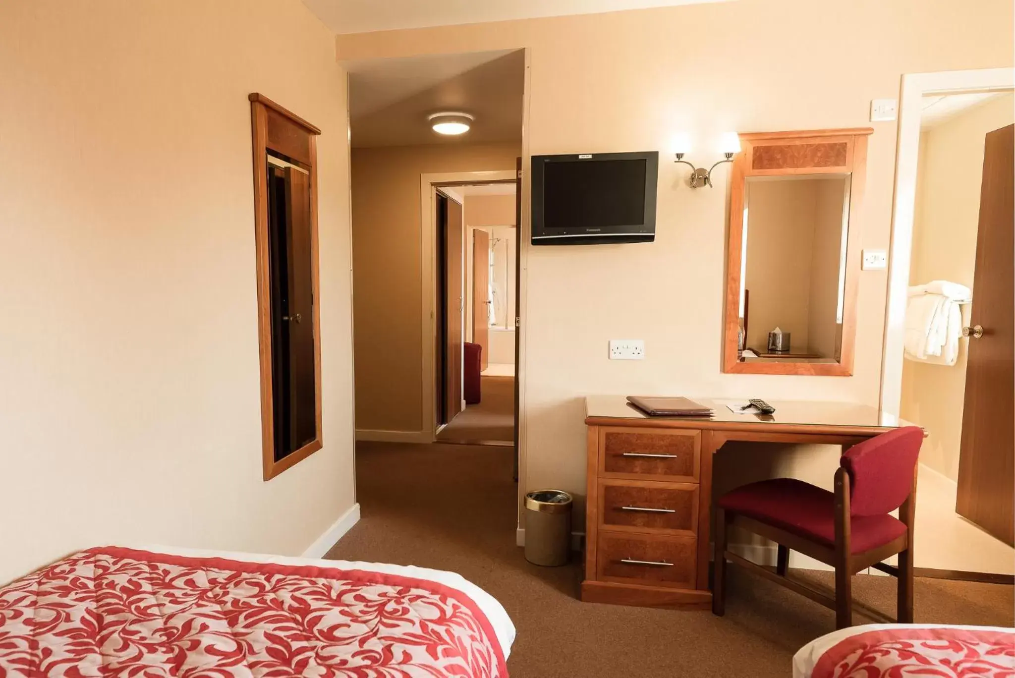 Bedroom, TV/Entertainment Center in Laichmoray Hotel