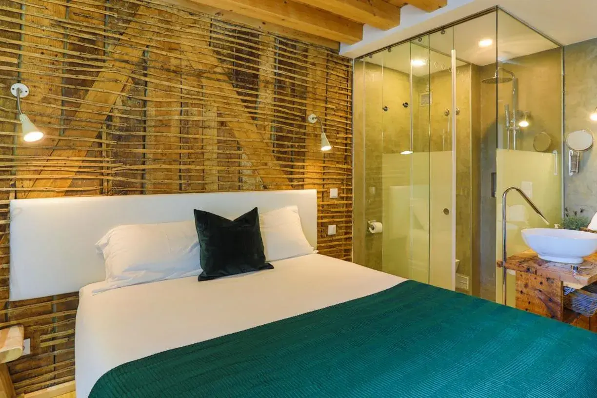 Shower, Bed in 262 Boutique Hotel