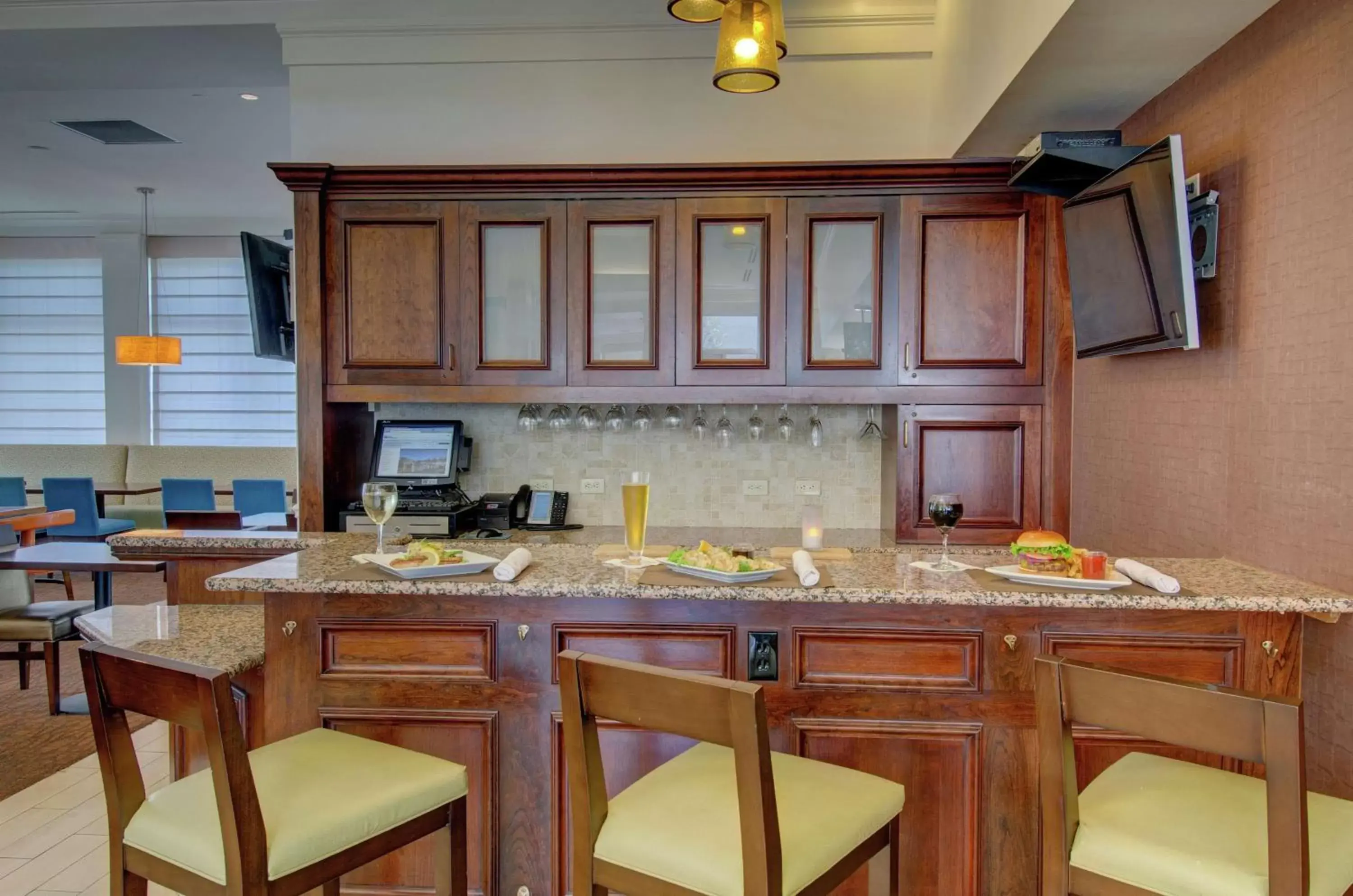 Lounge or bar, Kitchen/Kitchenette in Hilton Garden Inn Norwalk
