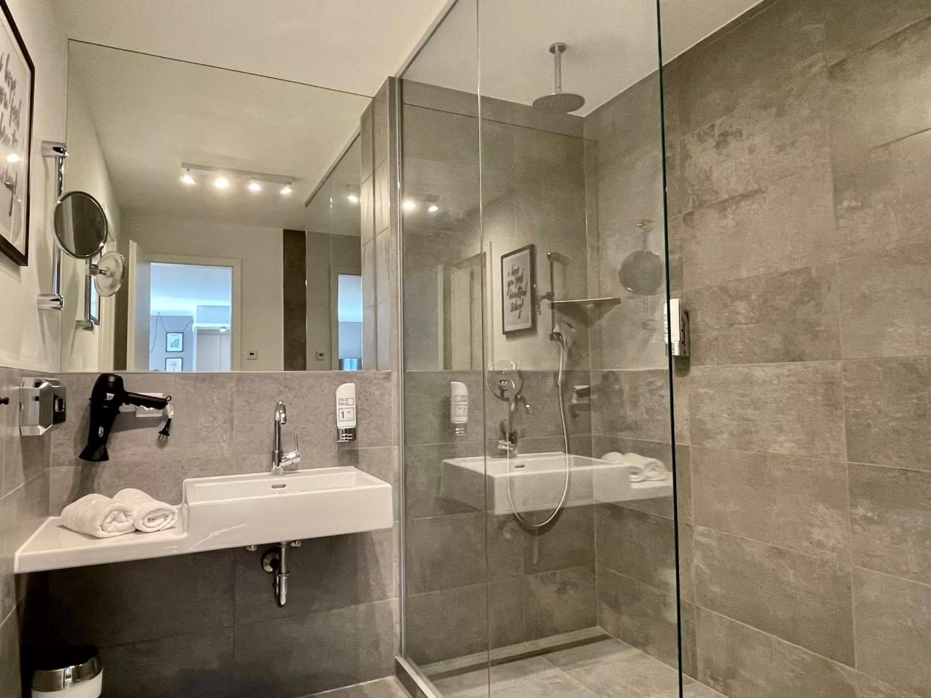 Bathroom in zeitwohnhaus SUITE-HOTEL & SERVICED APARTMENTS