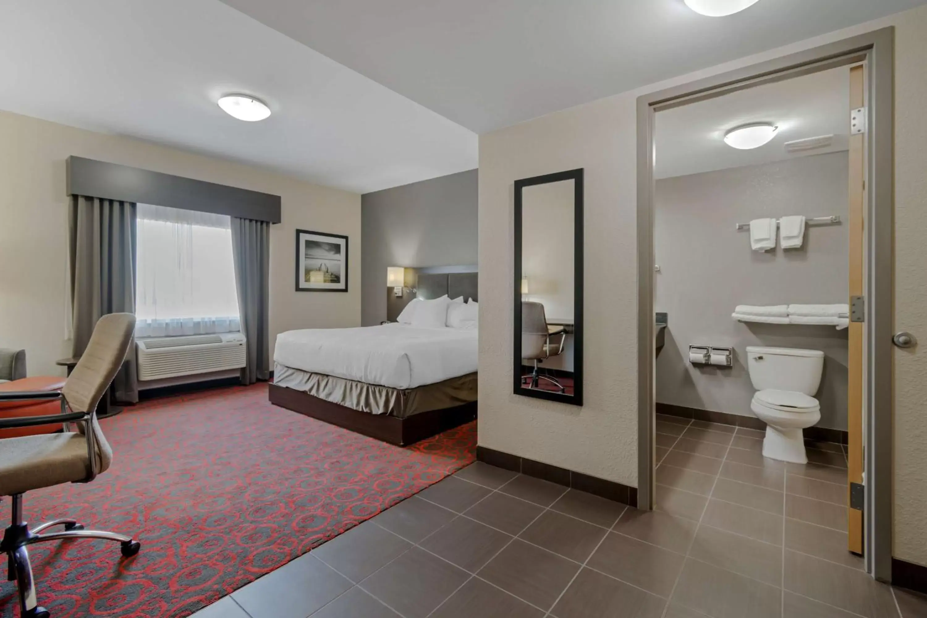 Bedroom in Best Western Plus Eastgate Inn & Suites