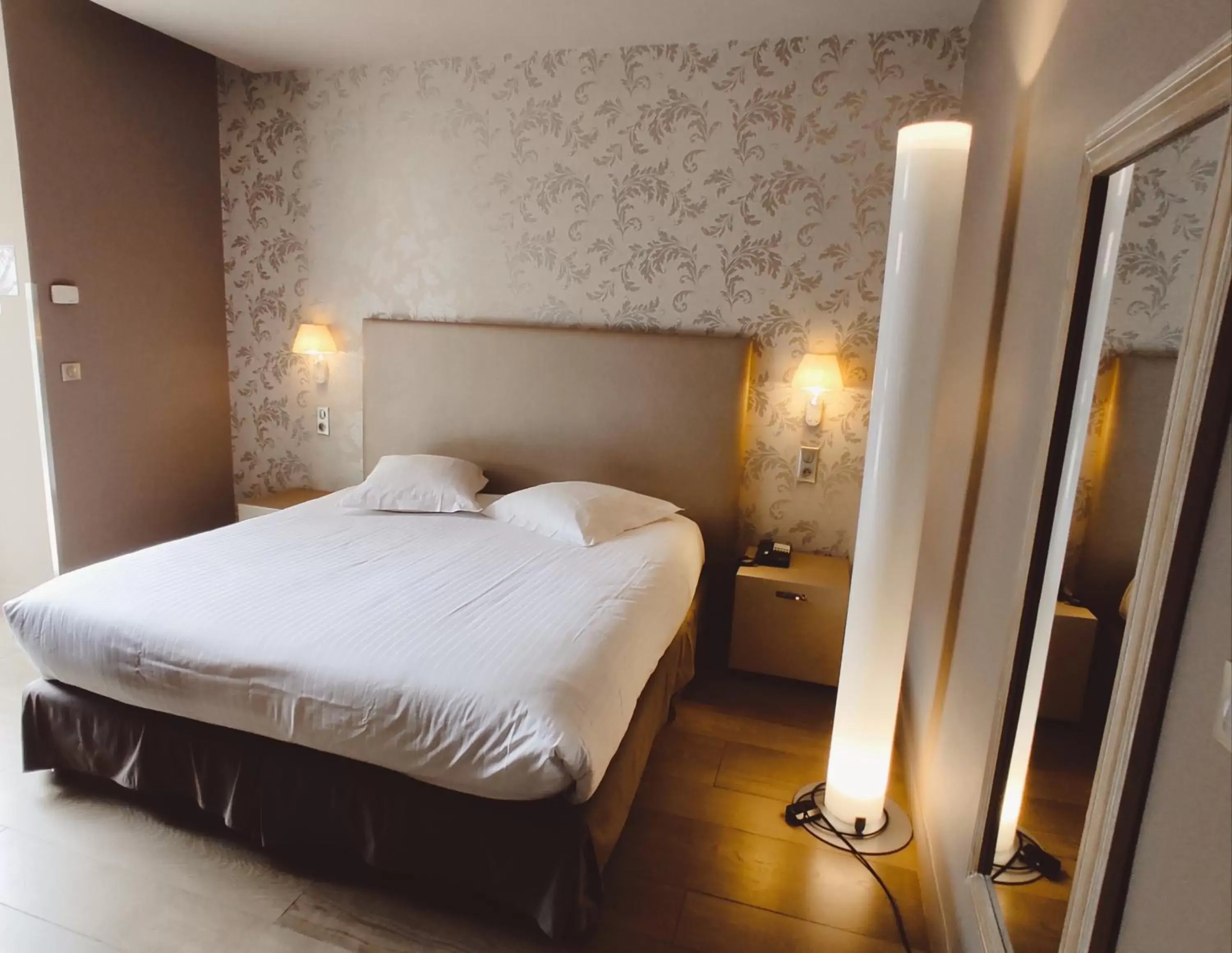 Bed in Hôtel de Paris
