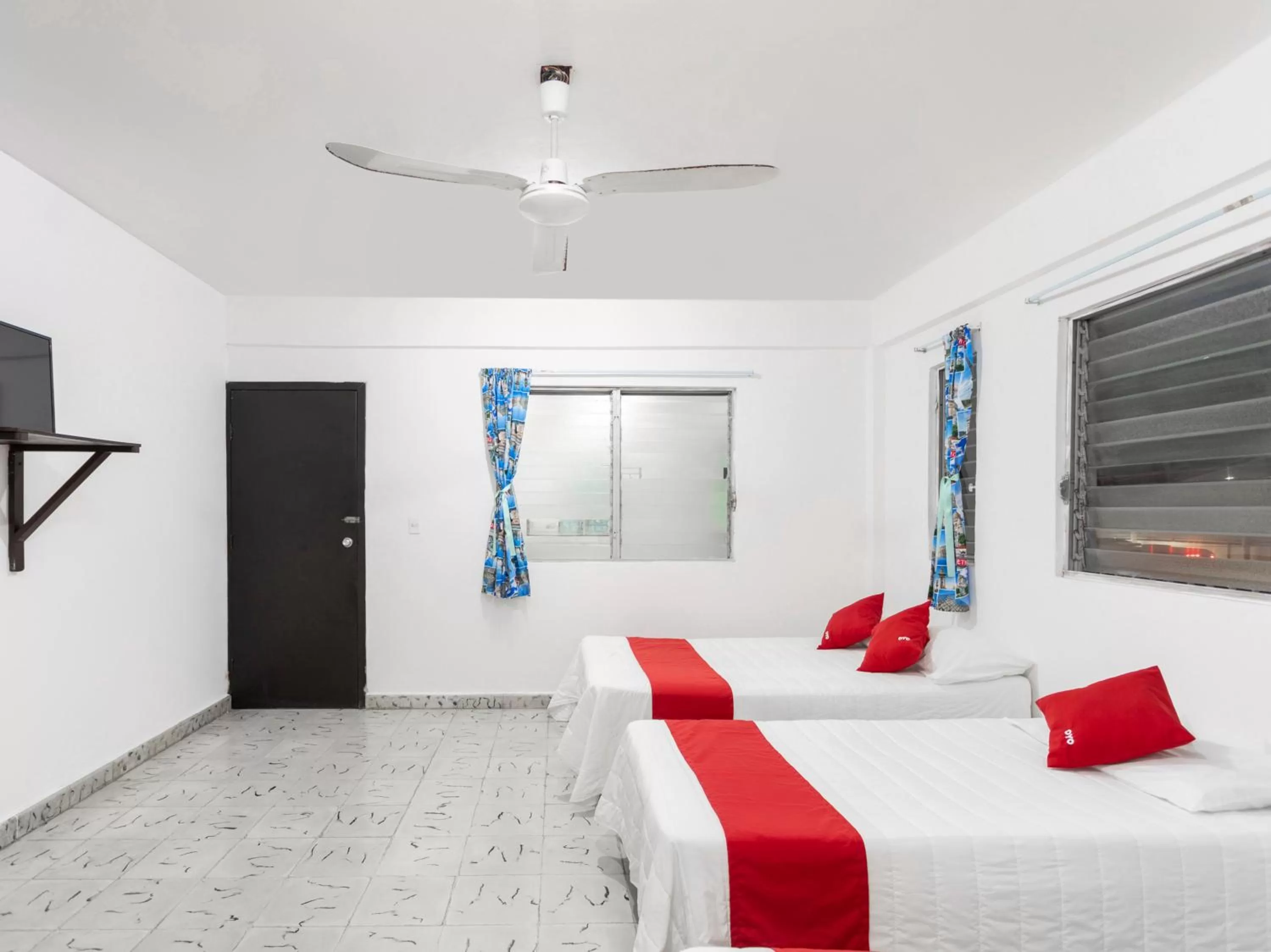 Bedroom, Bed in OYO Hotel Cristal,Museum of Mayan culture,Chetumal