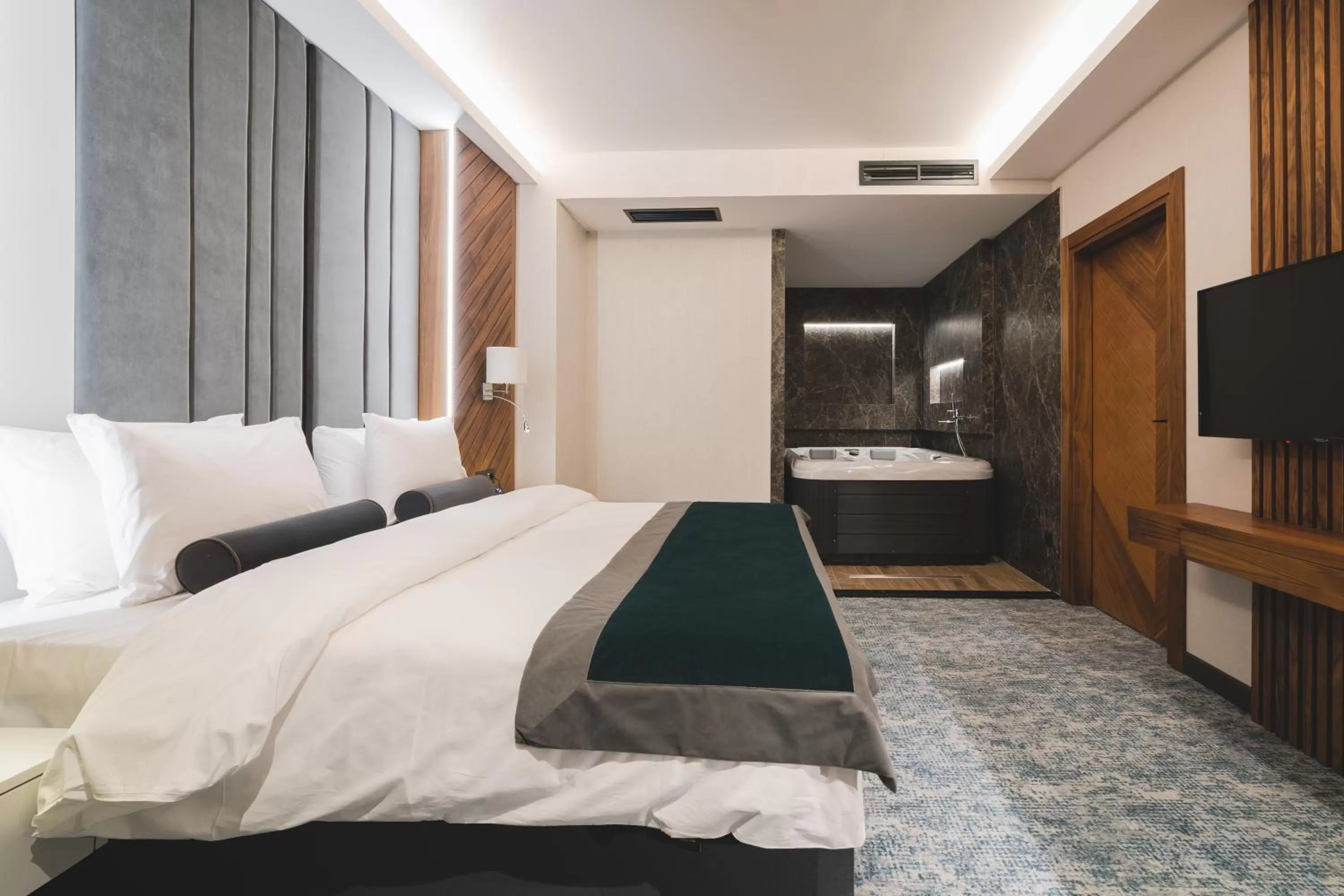 Hot Tub, Bed in Bristol Hotel Podgorica