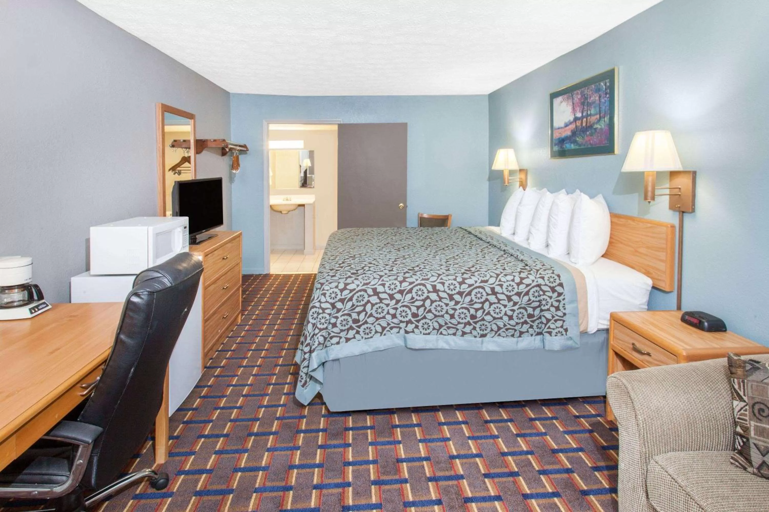 Photo of the whole room, Bed in Days Inn by Wyndham Farmer City
