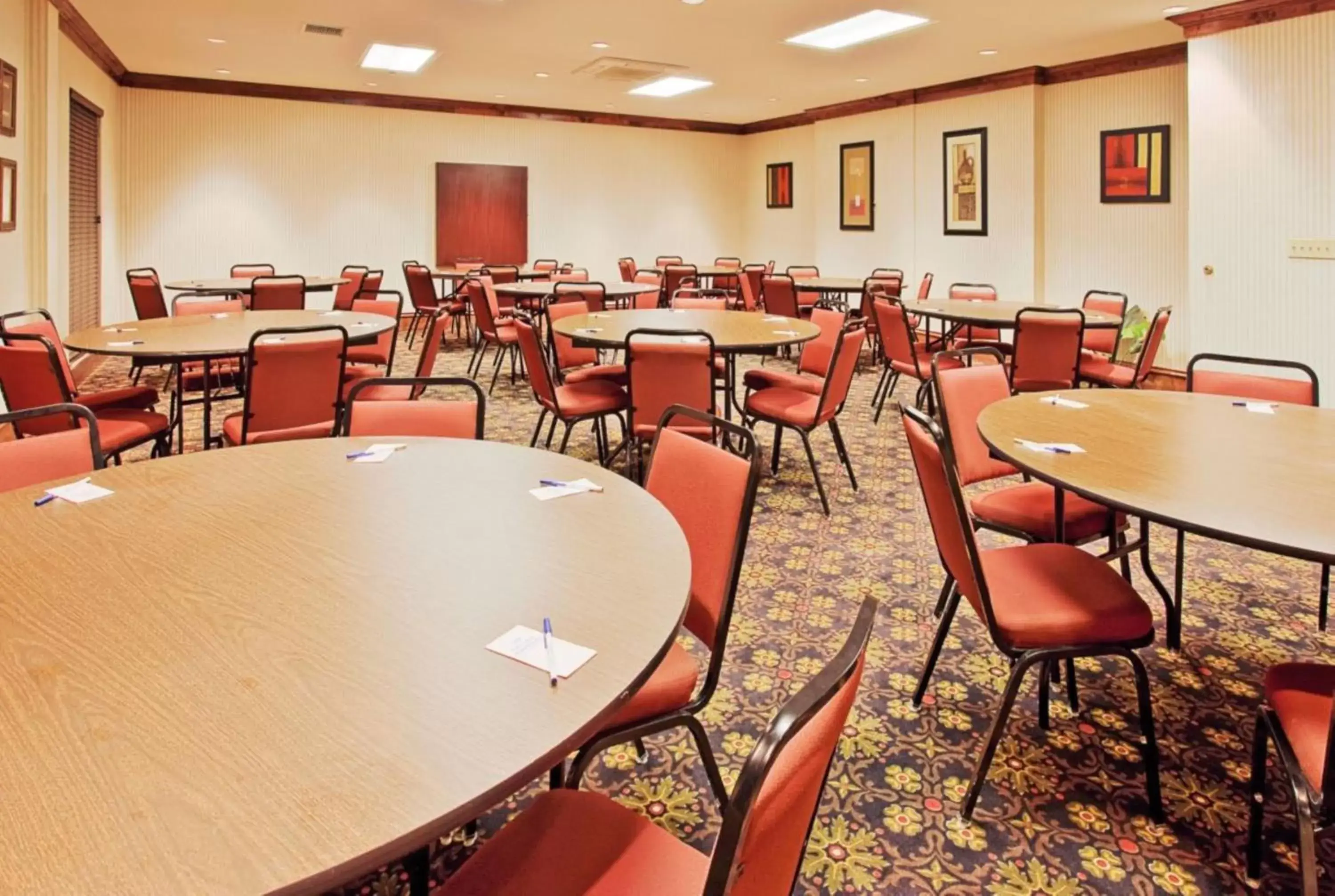 Meeting/conference room, Restaurant/Places to Eat in Holiday Inn Express Hotel & Suites Lucedale, an IHG Hotel