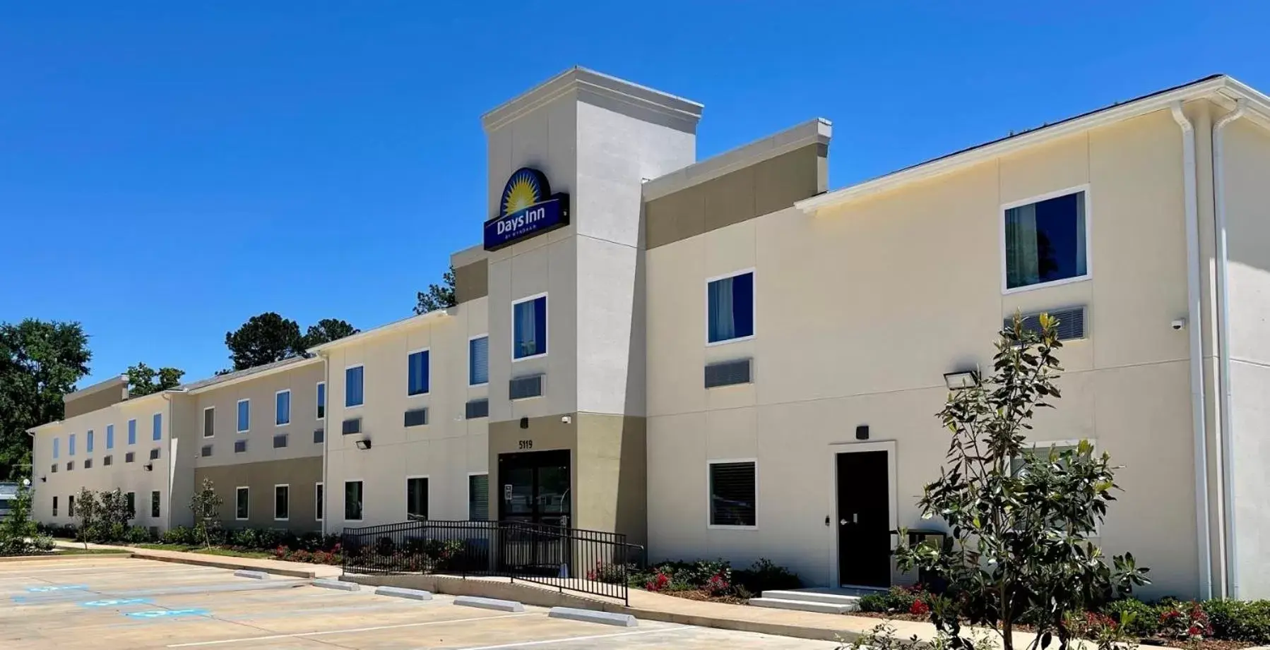 Property building in Days Inn by Wyndham Zachary LA Property building in Days Inn by Wyndham Zachary LA