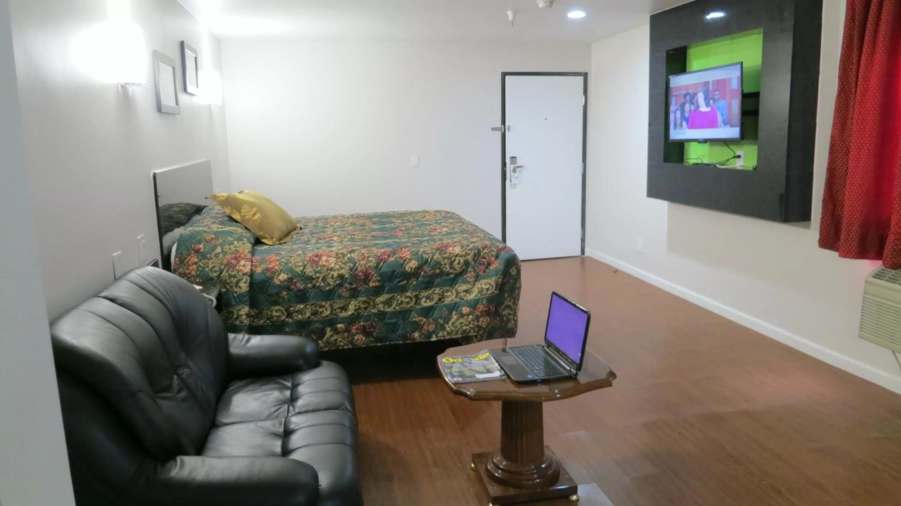 Photo of the whole room in Calimesa Inn