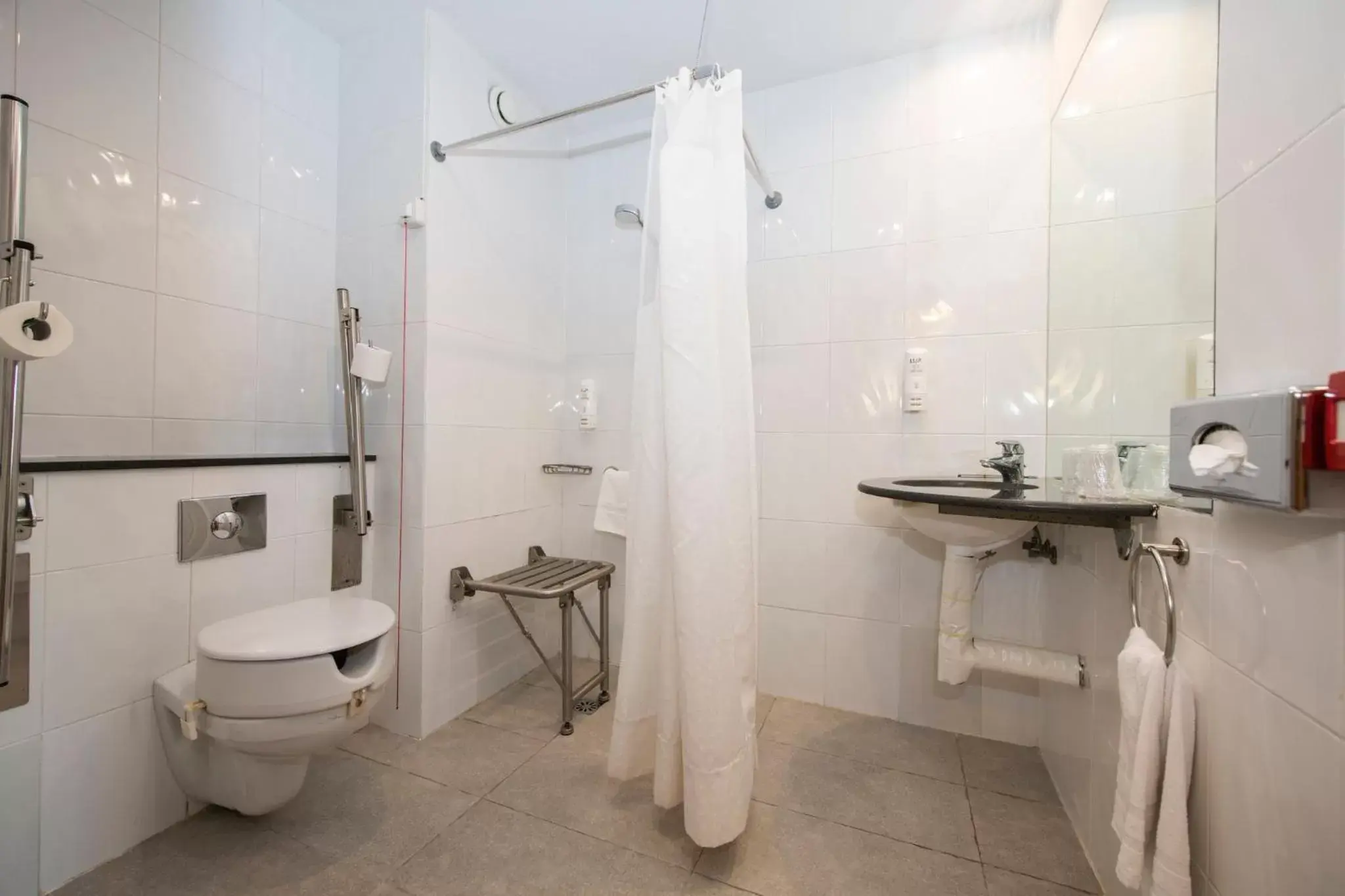 Bathroom in Holiday Inn Express Molins de Rei