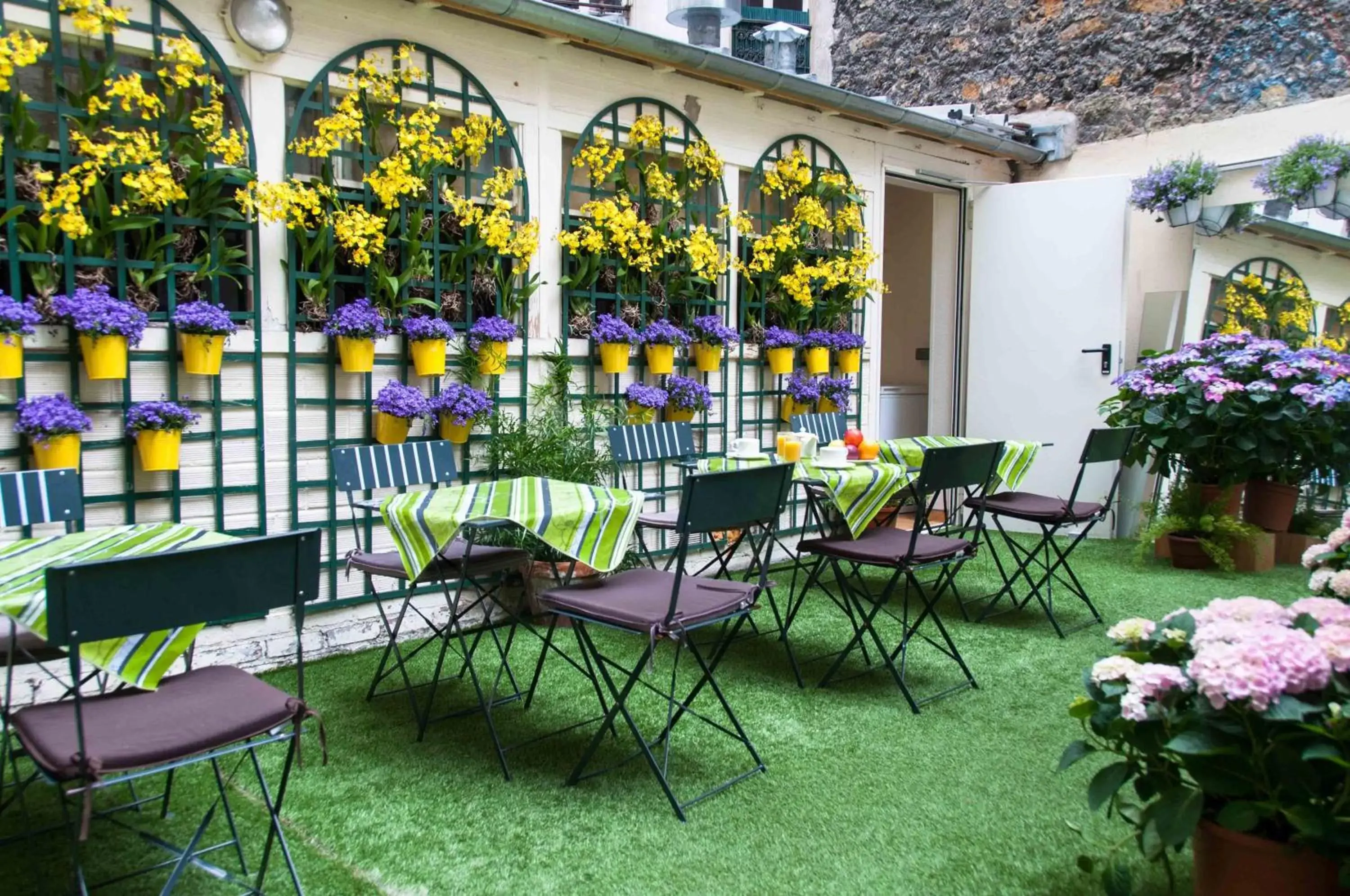 Restaurant/places to eat in Hotel Eden Montmartre