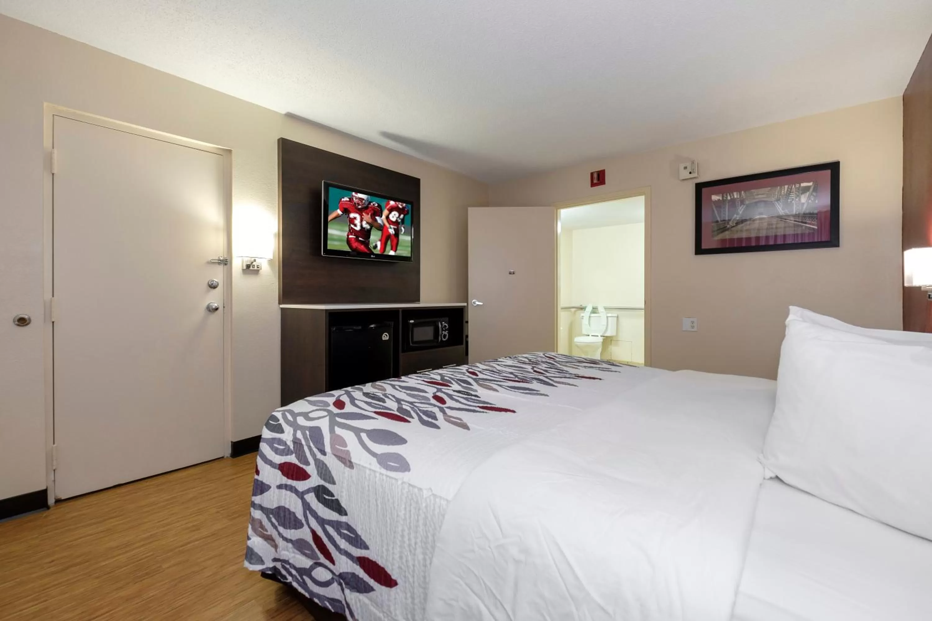 Photo of the whole room, Bed in Red Roof Inn Gadsden