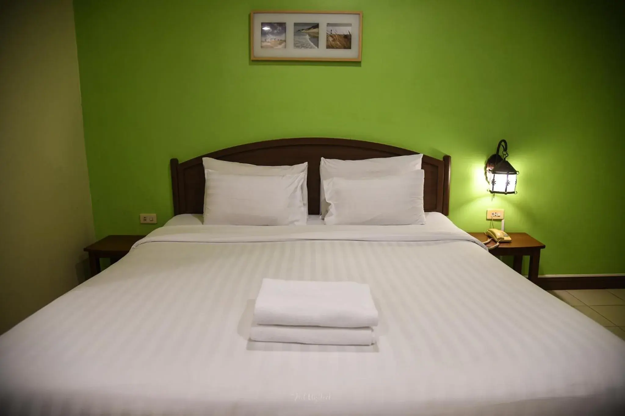 Bedroom, Bed in Opey De Place Pattaya