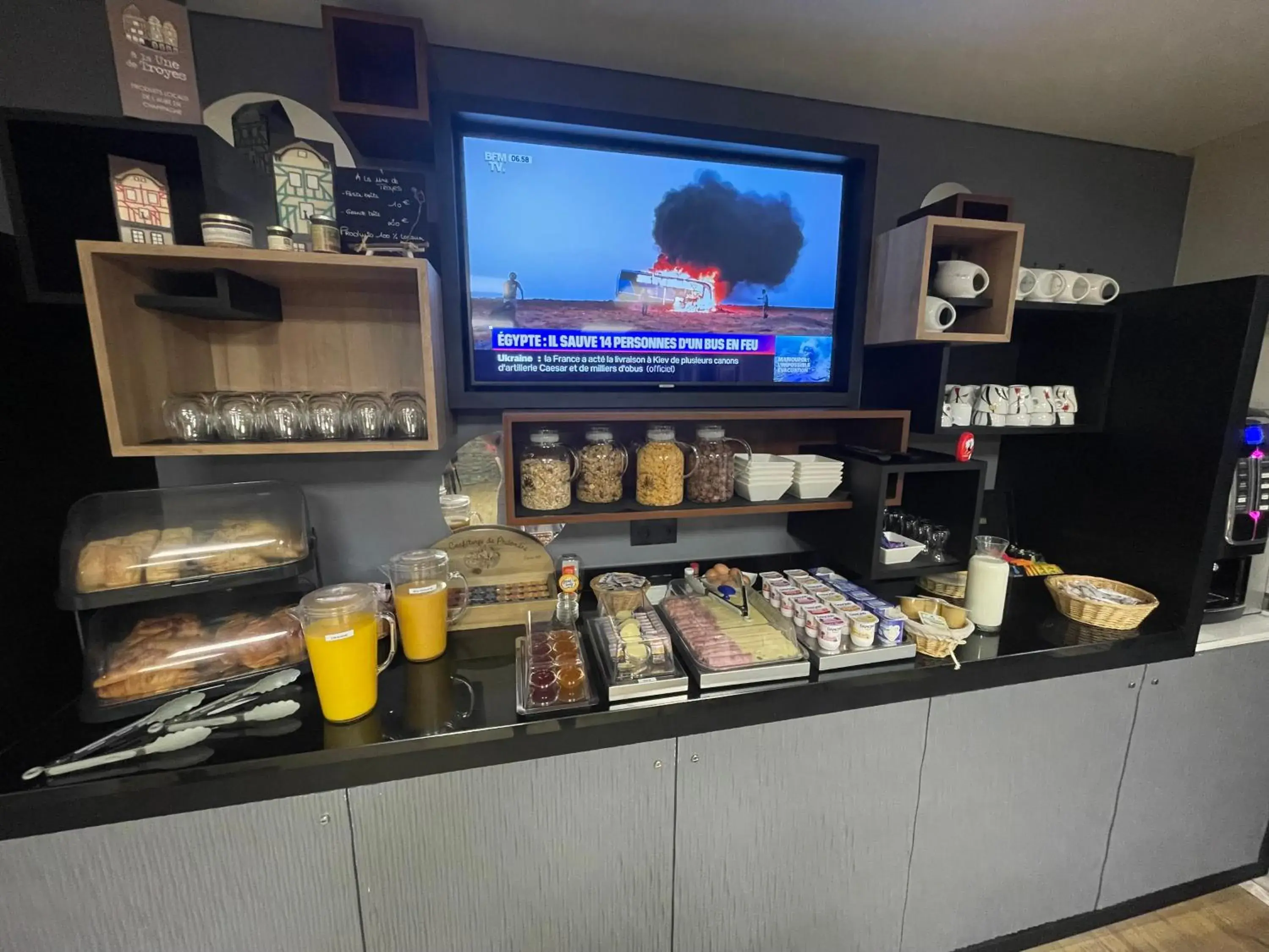 Food and drinks in Logis Hôtel du Cirque Troyes centre historique Food and drinks in Logis Hôtel du Cirque Troyes centre historique