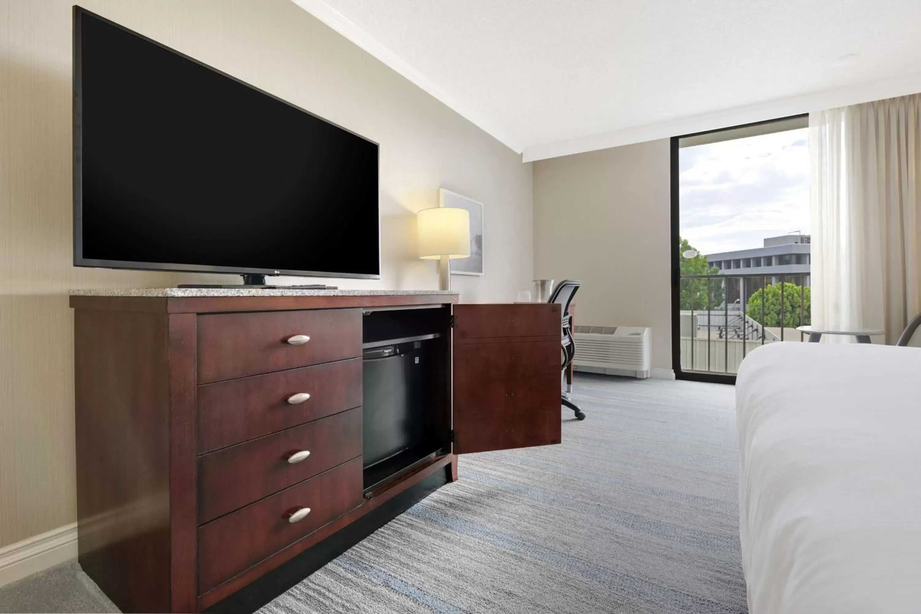 Bedroom, TV/Entertainment Center in Hilton Irvine/Orange County Airport