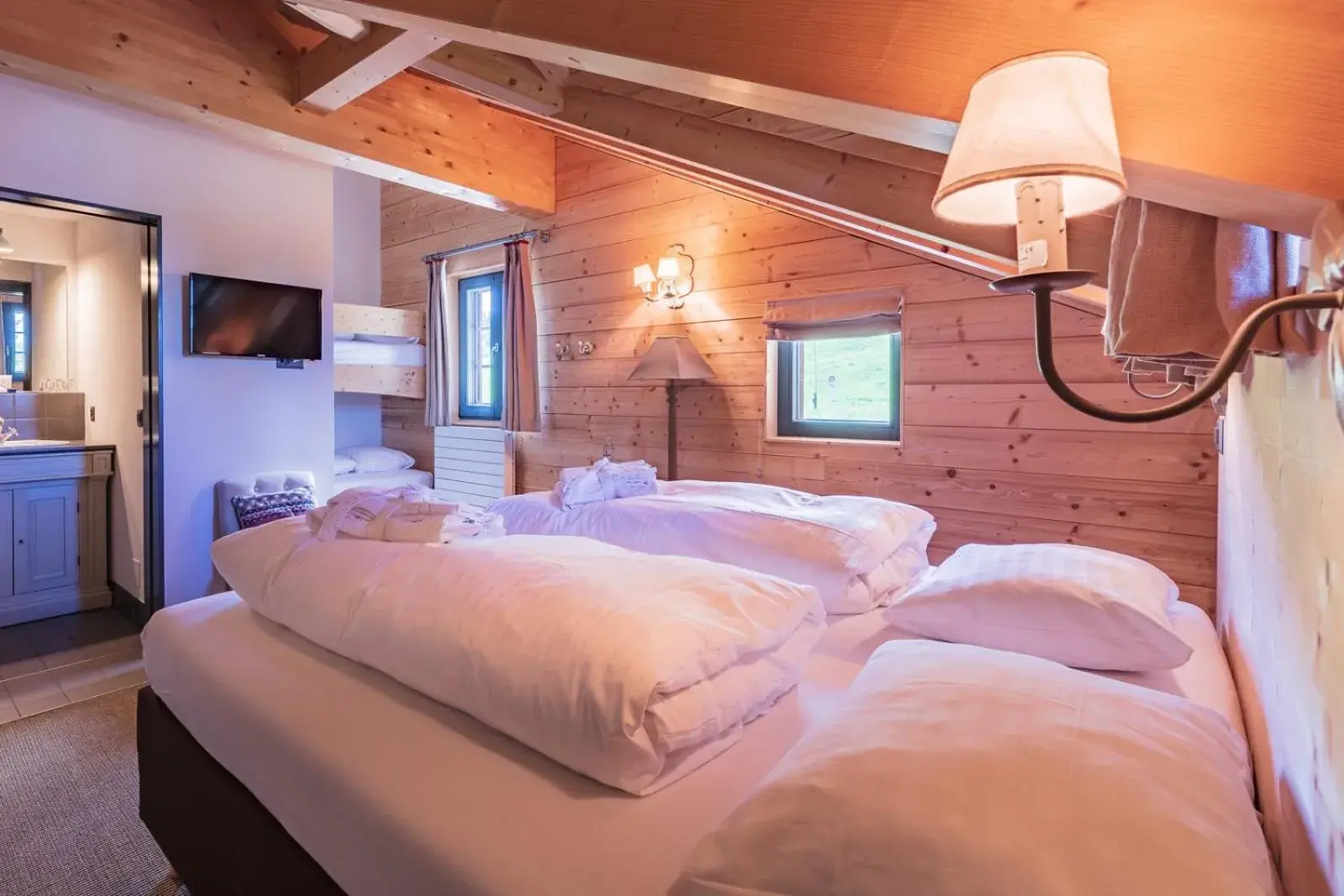 Bedroom, Bed in Rinderberg Swiss Alpine Lodge