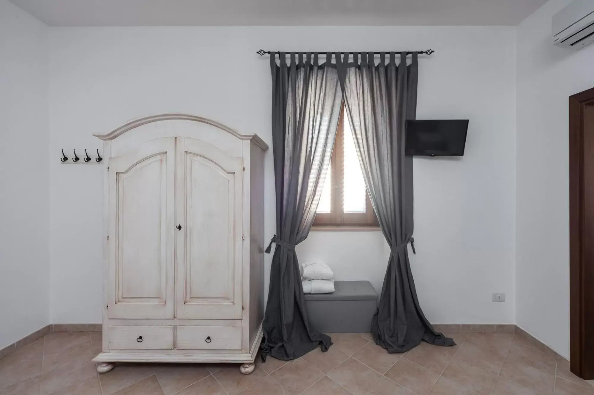 Bathroom, TV/Entertainment Center in Palazzo De Luca Bed & Breakfast