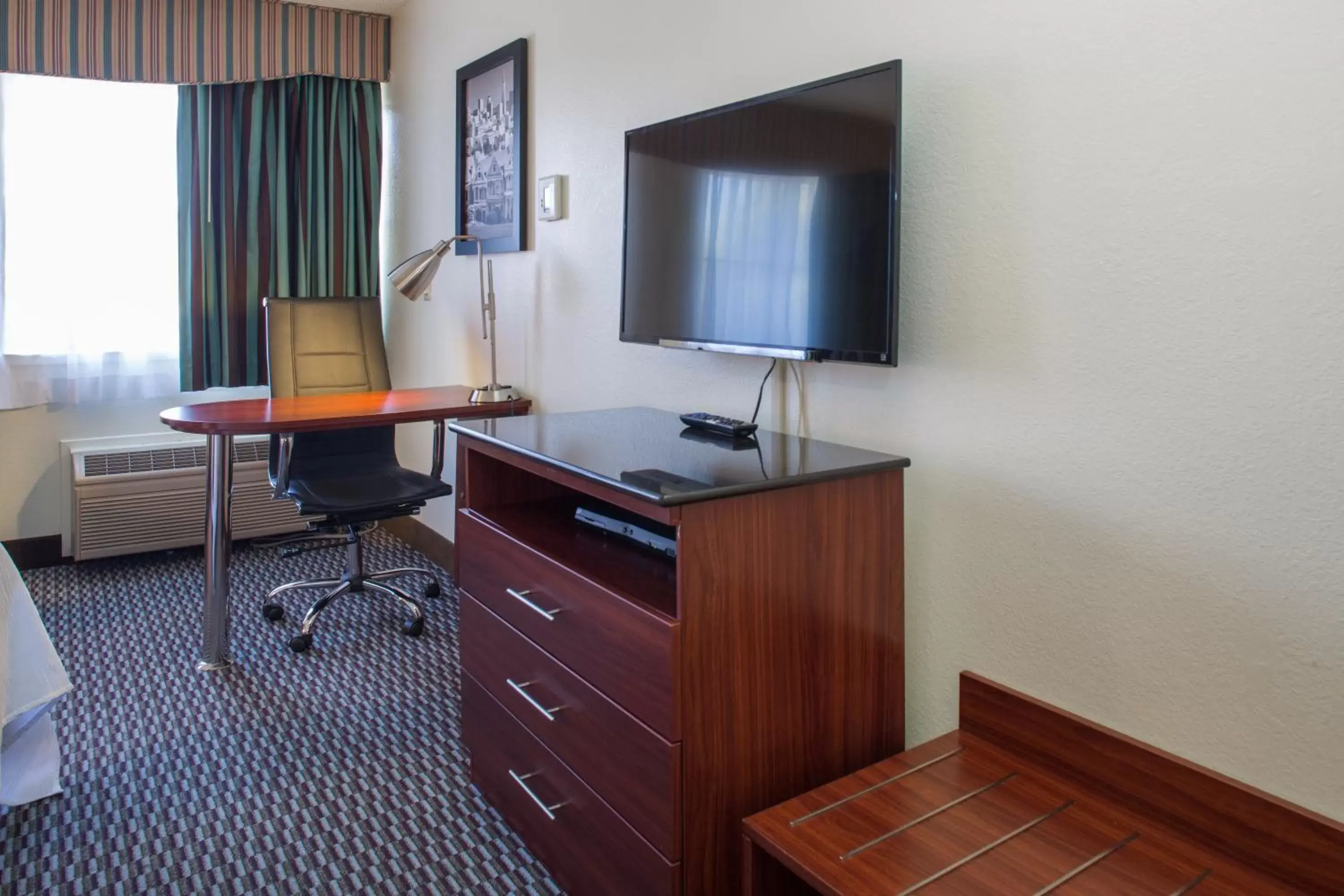 TV and multimedia, TV/Entertainment Center in Hotel Mira Vista