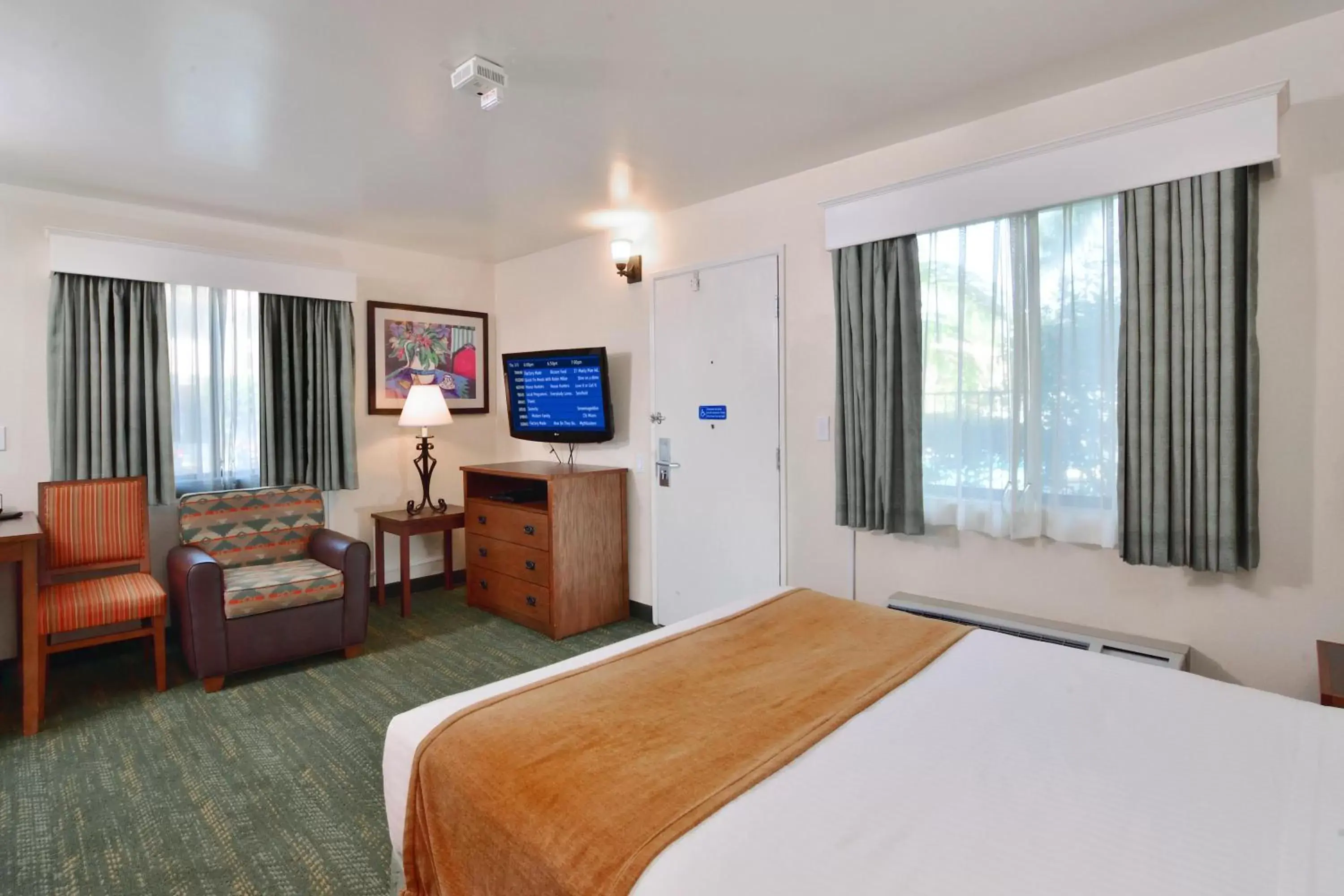 Bedroom, TV/Entertainment Center in Lamplighter Inn & Suites at SDSU