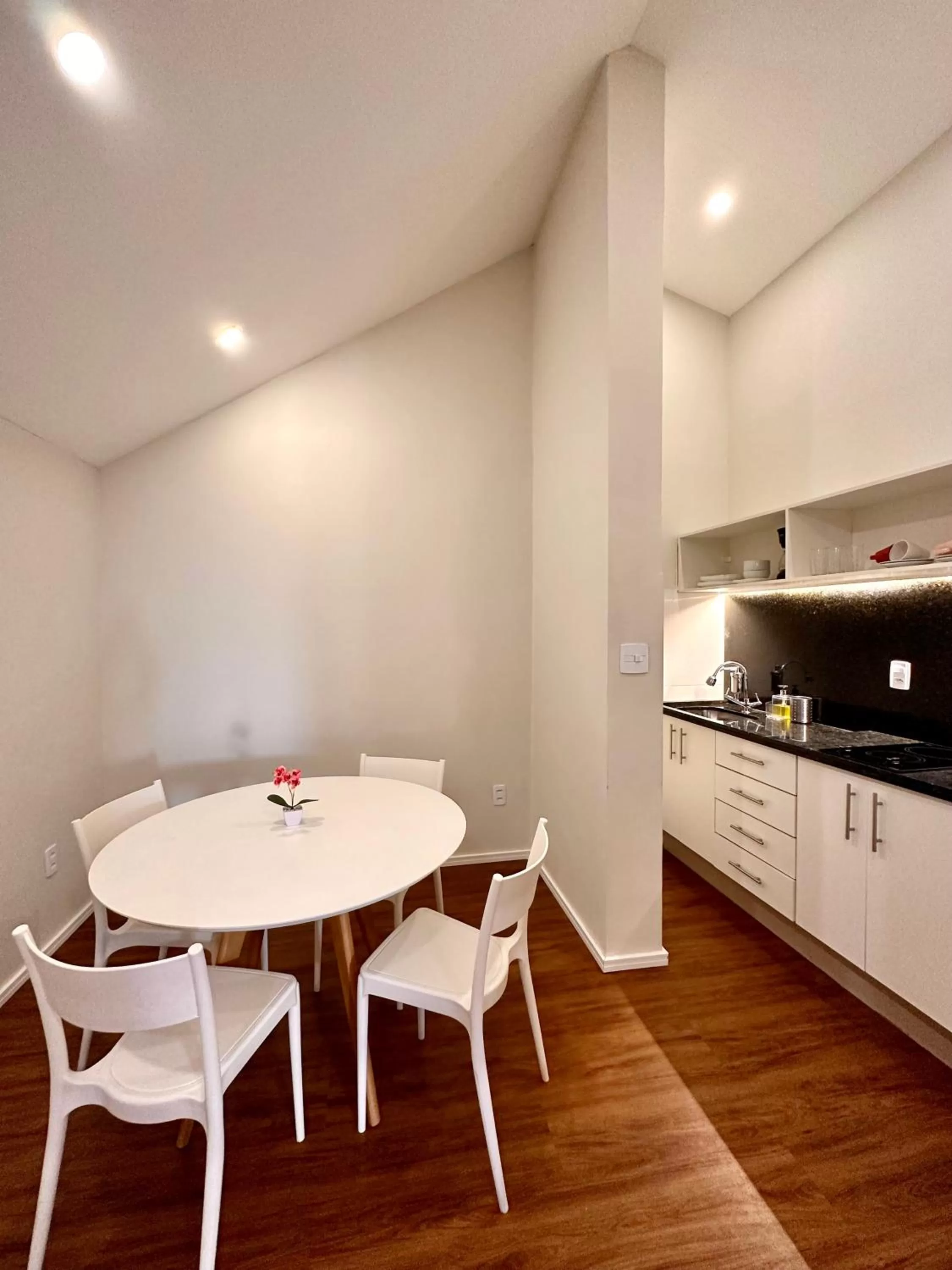 Dining area in Injoy Suítes & Aparts