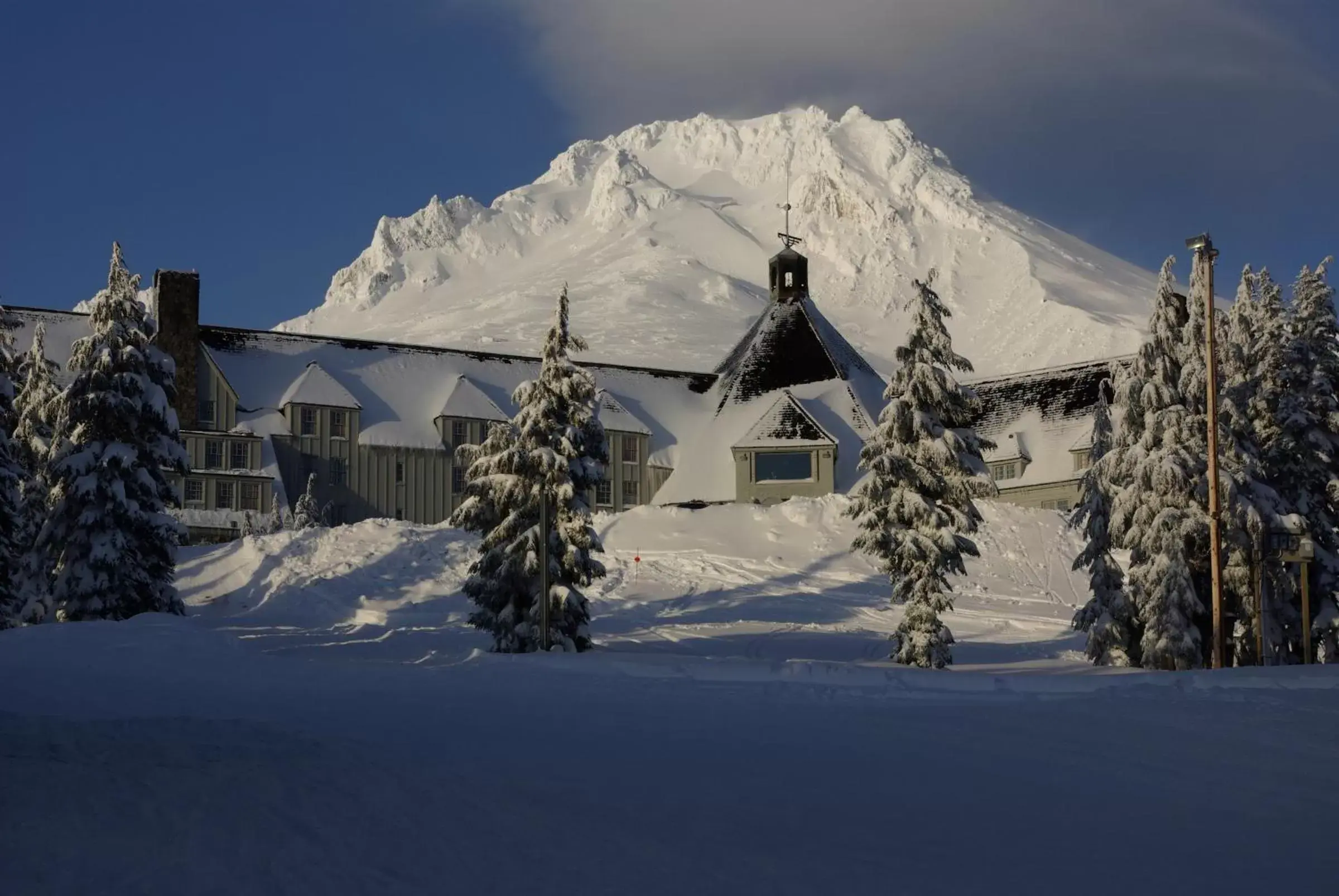 Facade/entrance, Winter in Timberline Lodge