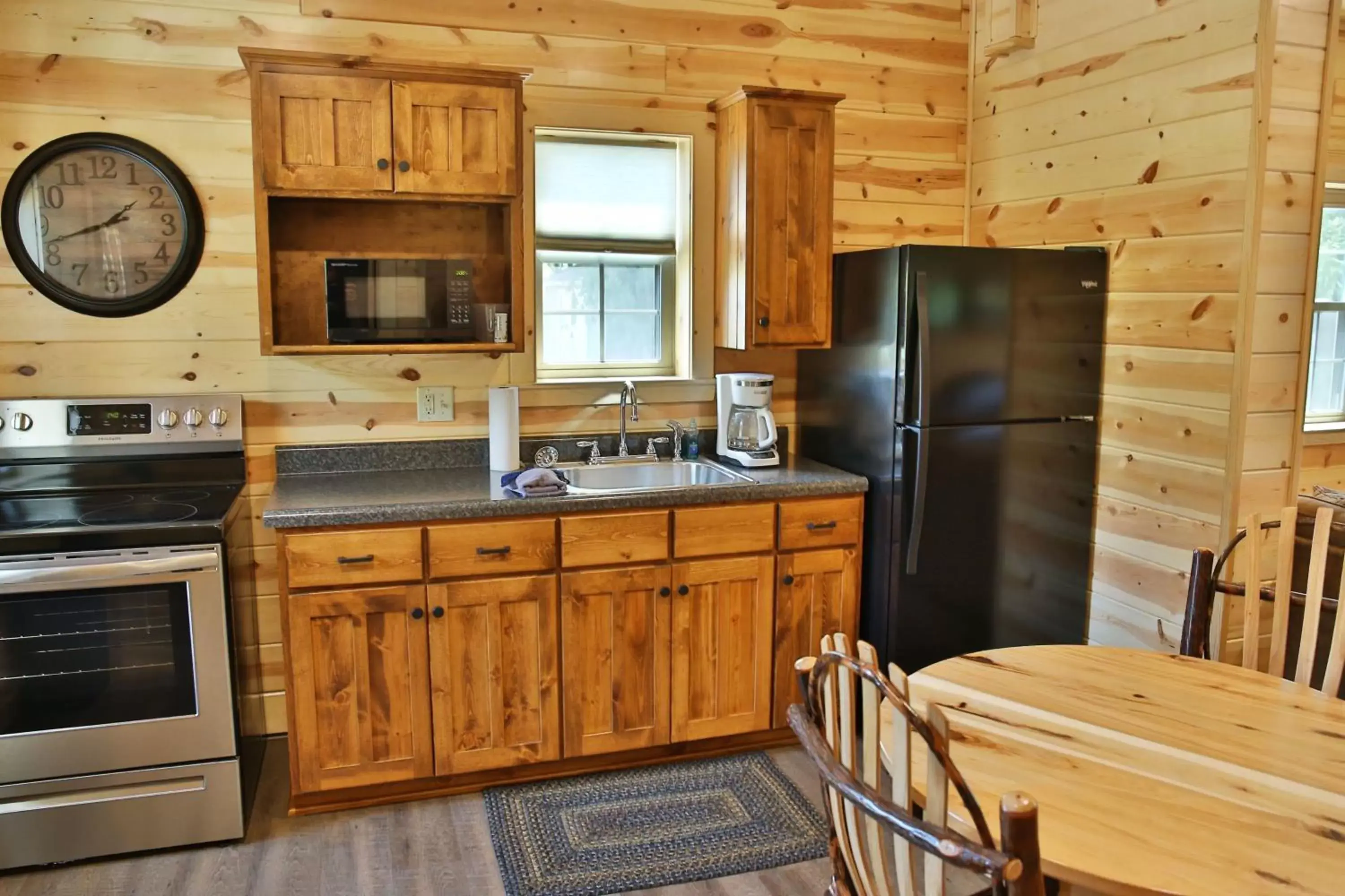 Kitchen or kitchenette, Kitchen/Kitchenette in Waterview Lodge by Amish Country Lodging