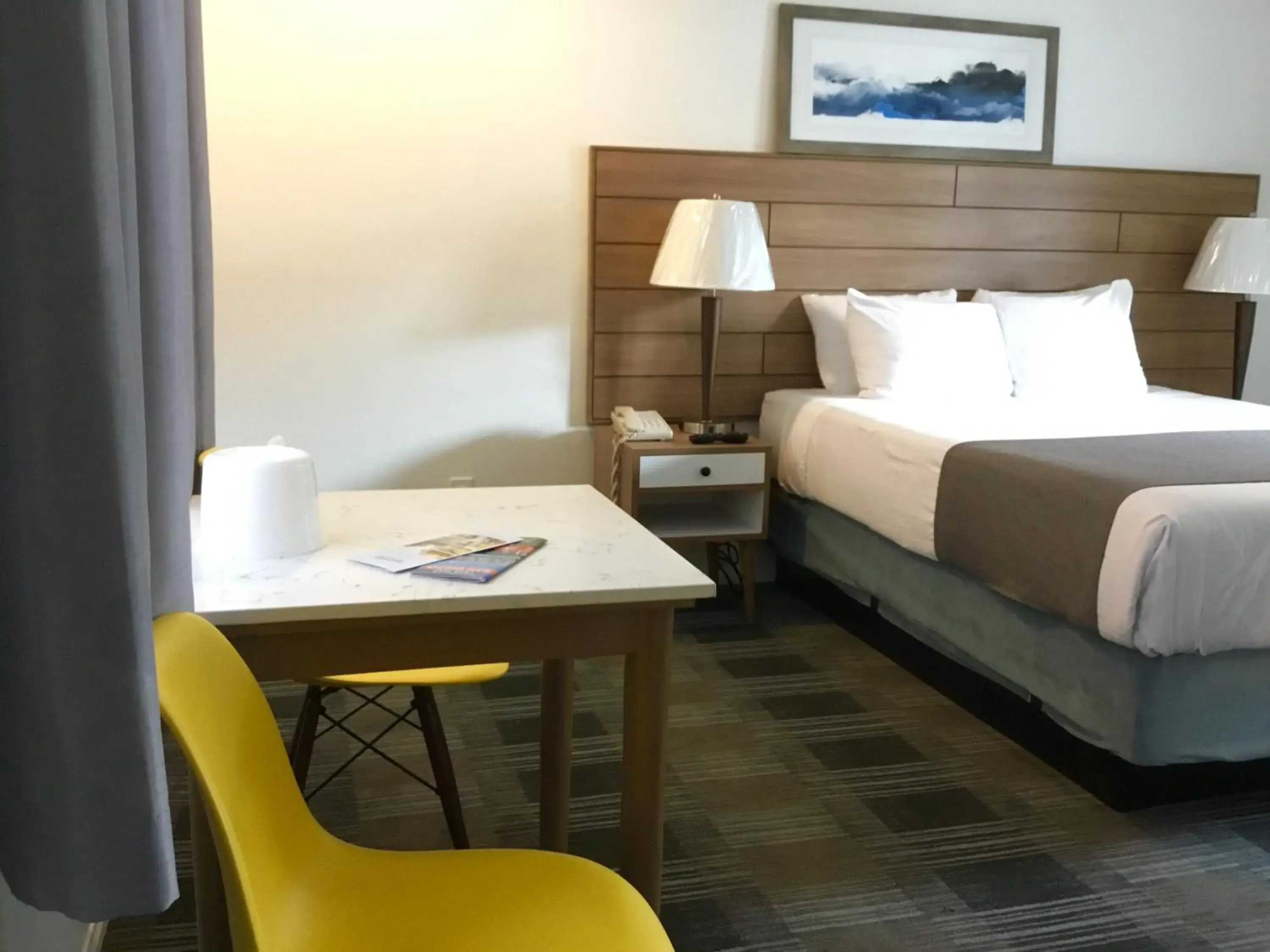 Photo of the whole room, Bed in Downtown San Diego Lodge