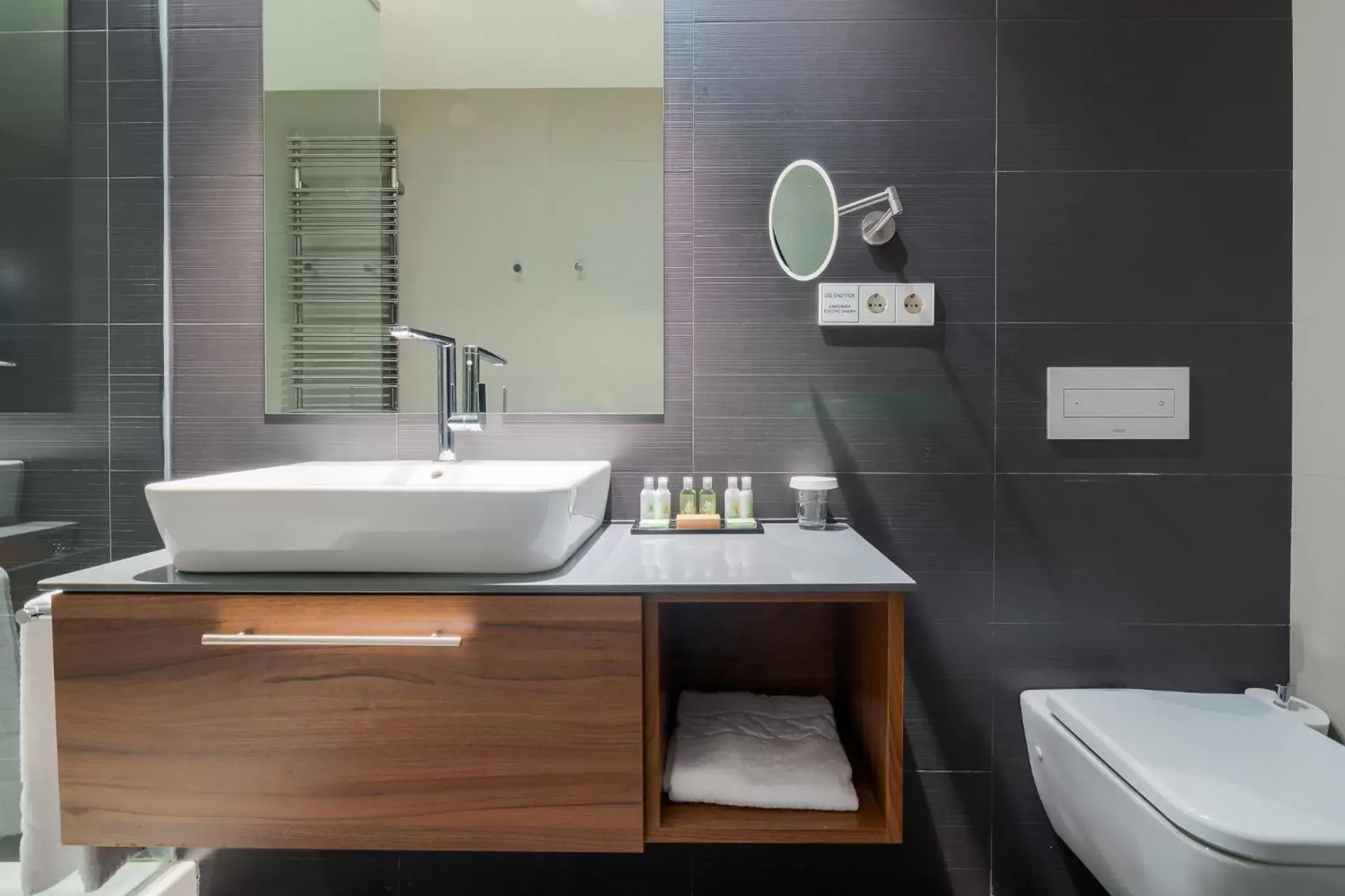 Bathroom in Hotel Cismigiu Bathroom in Hotel Cismigiu