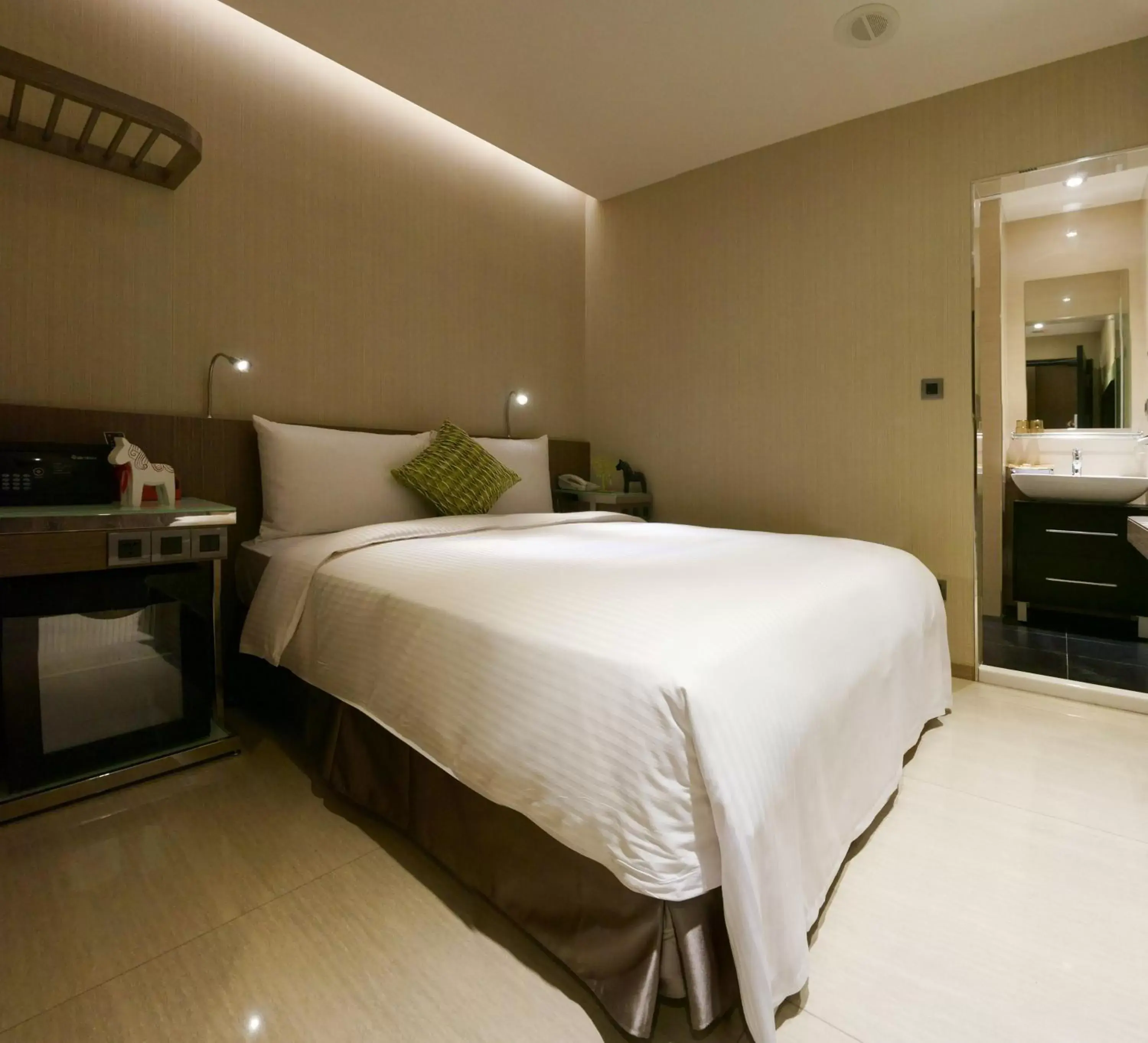 Photo of the whole room, Bed in Beauty Hotels Taipei - Hotel B7