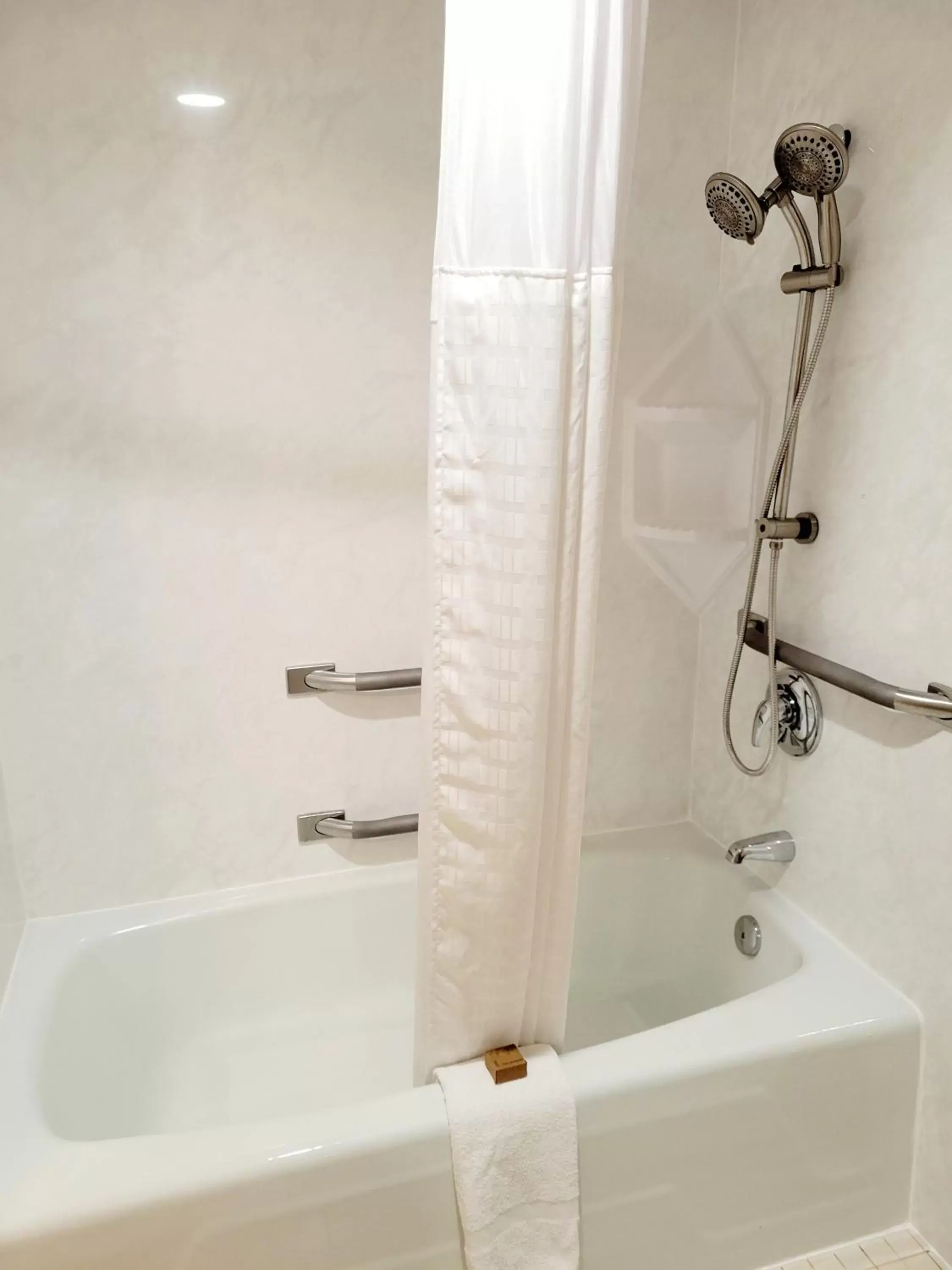 Shower, Bathroom in Bangor Grande Hotel