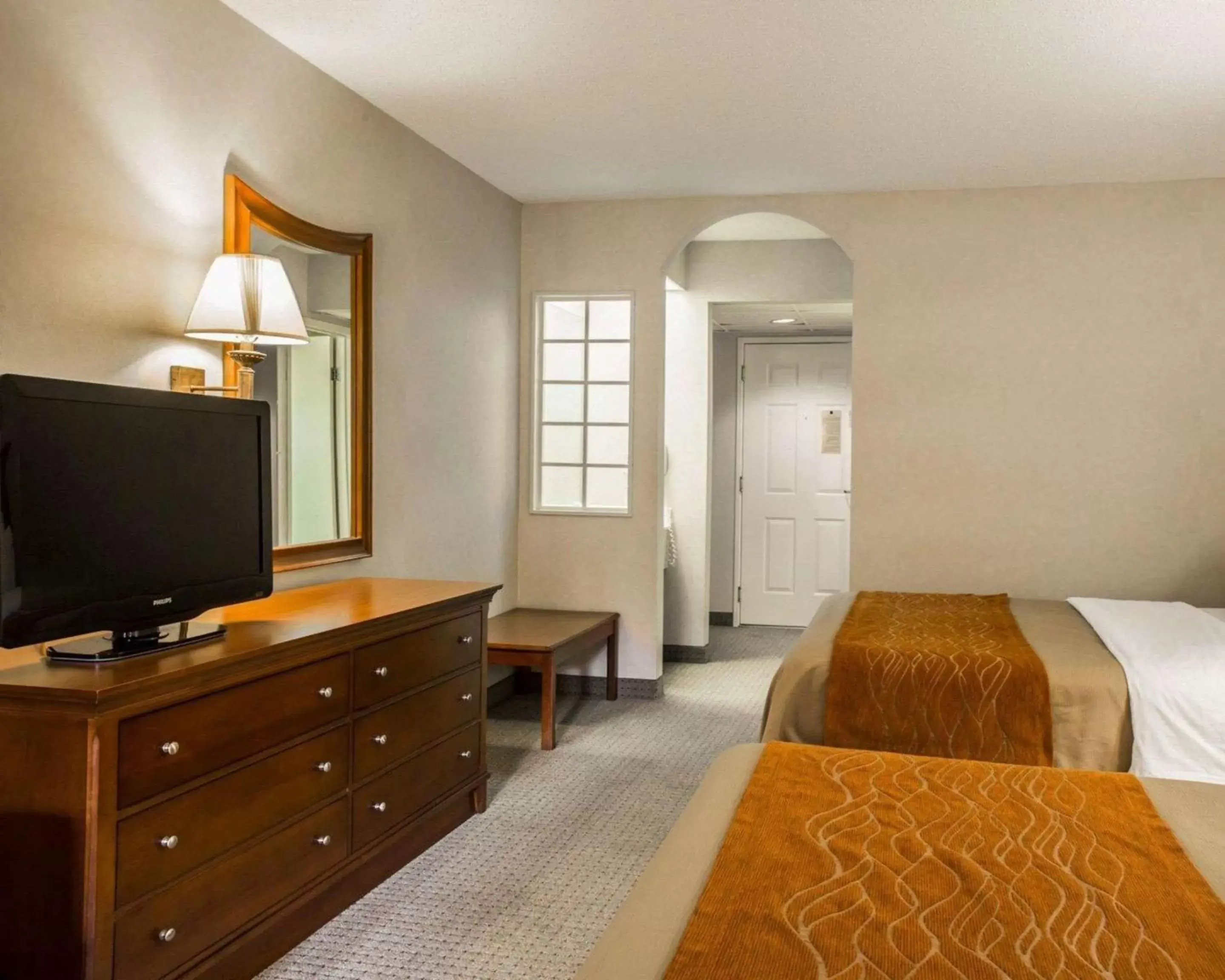 Photo of the whole room, Bed in Rodeway Inn & Suites Cherokee On the River Photo of the whole room, Bed in Rodeway Inn & Suites Cherokee On the River