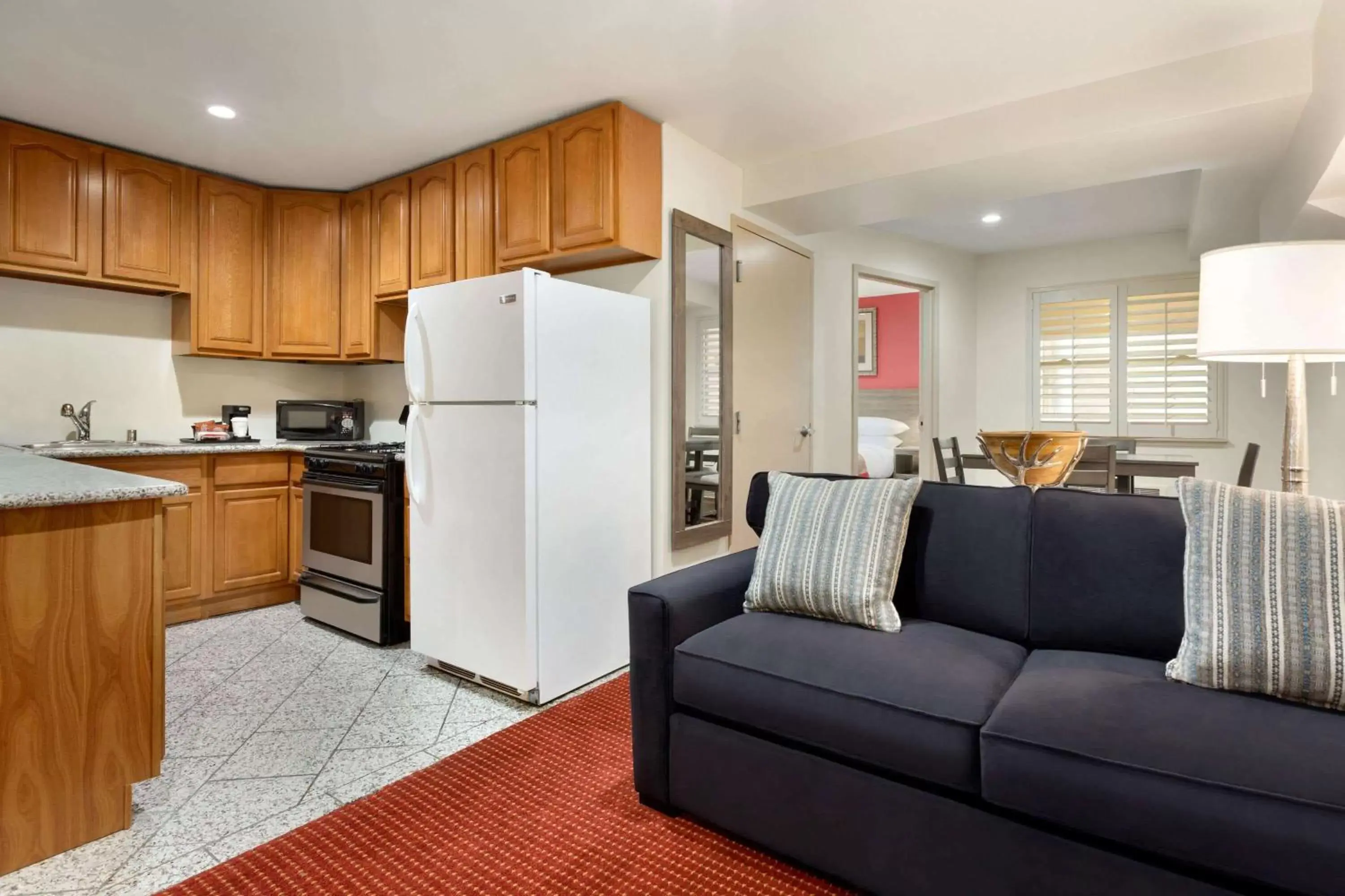 Photo of the whole room, Kitchen/Kitchenette in Ramada by Wyndham Oakland Downtown City Center