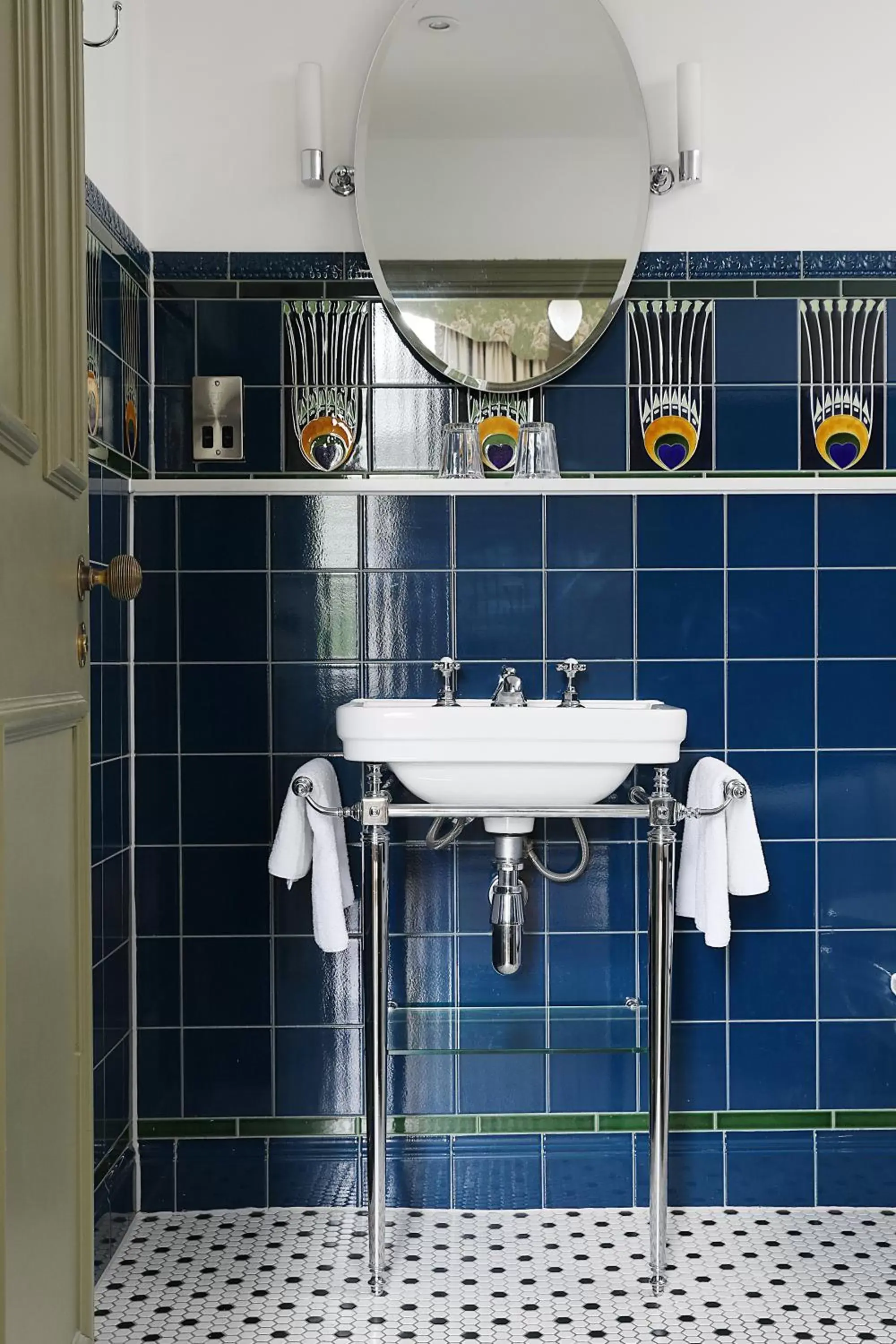 Bathroom in Elmbank Hotel - Part of The Cairn Collection