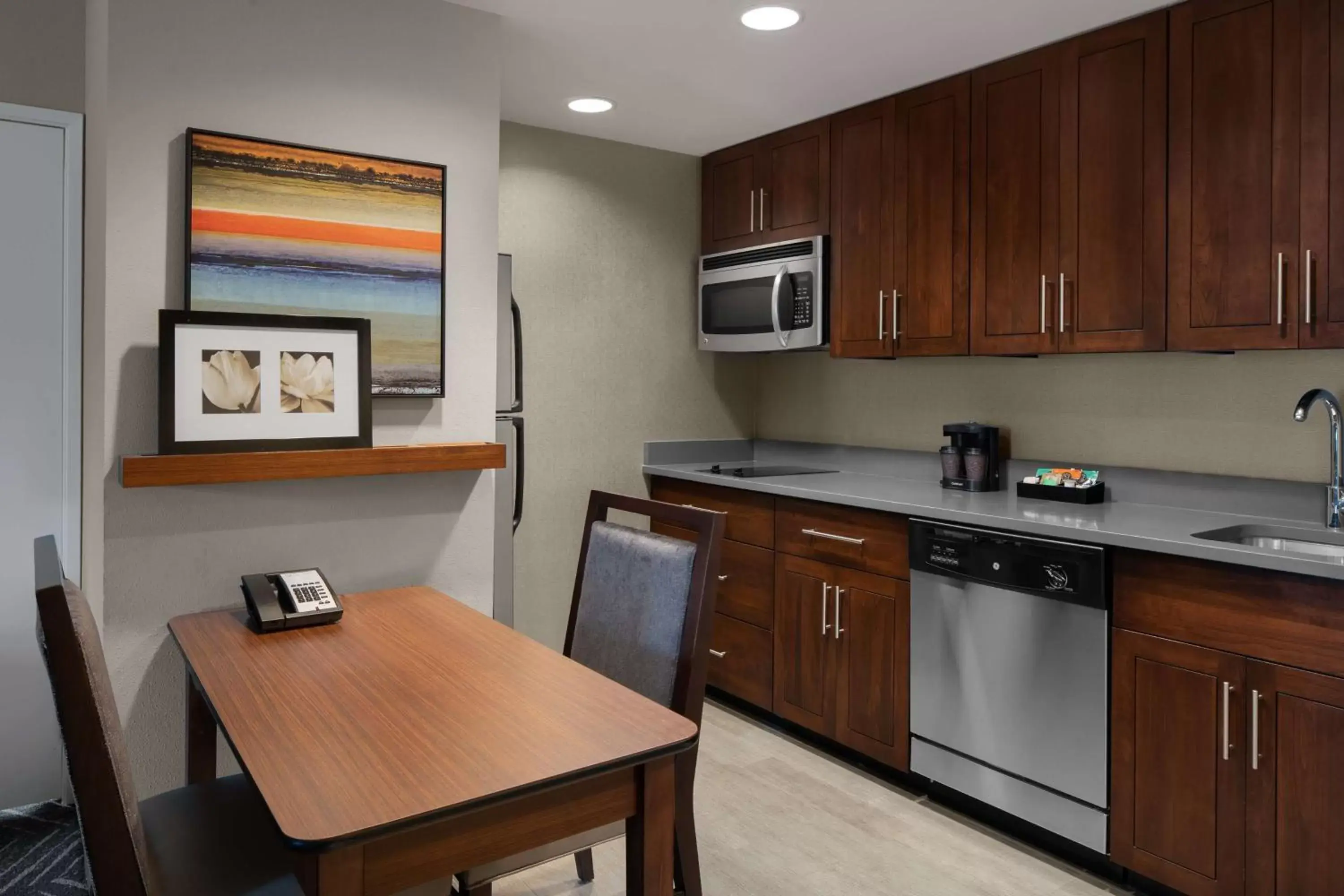 Photo of the whole room, Kitchen/Kitchenette in Homewood Suites Springfield