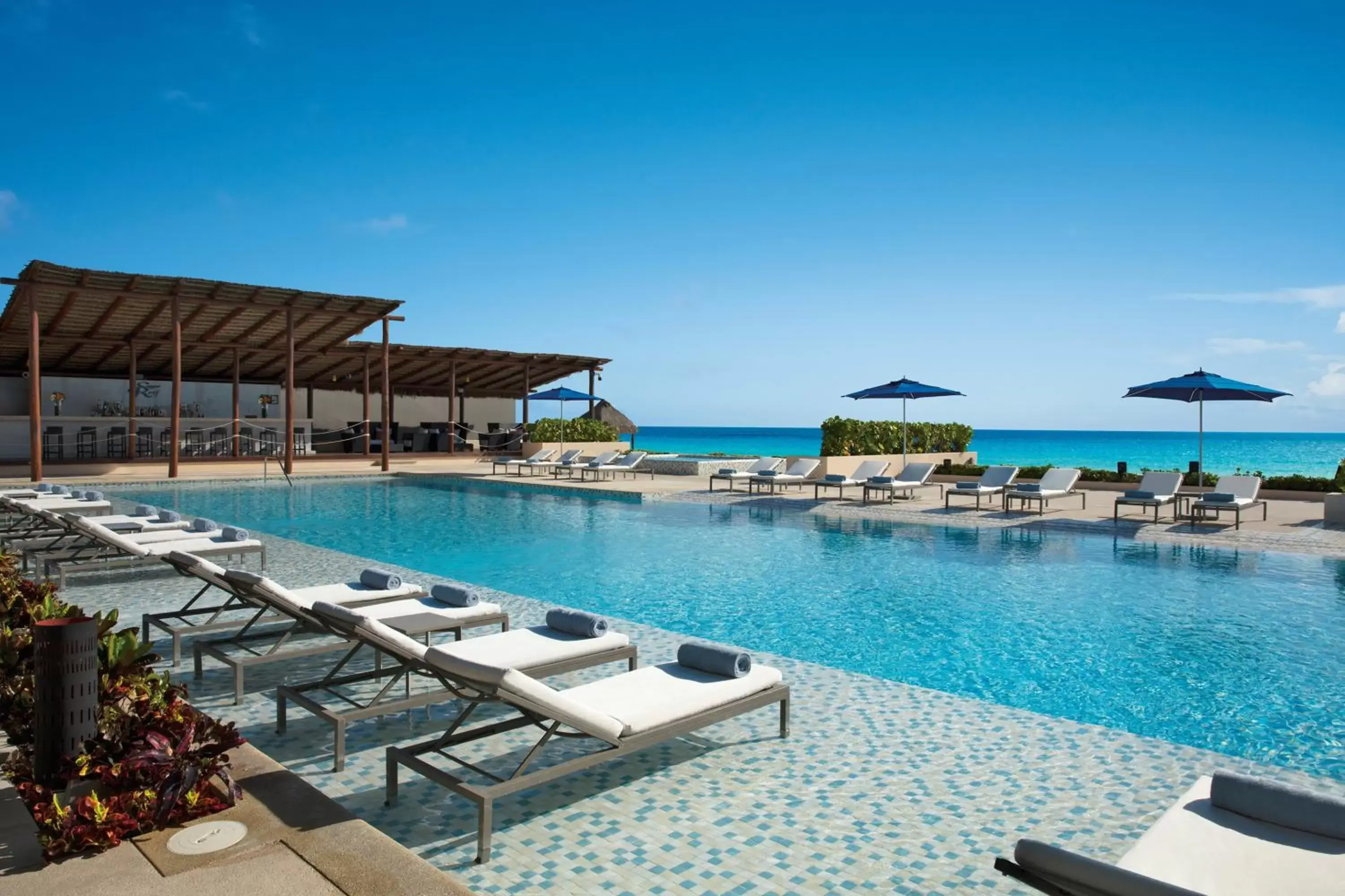 Sea view, Swimming Pool in Secrets The Vine Cancun - All Inclusive Adults Only