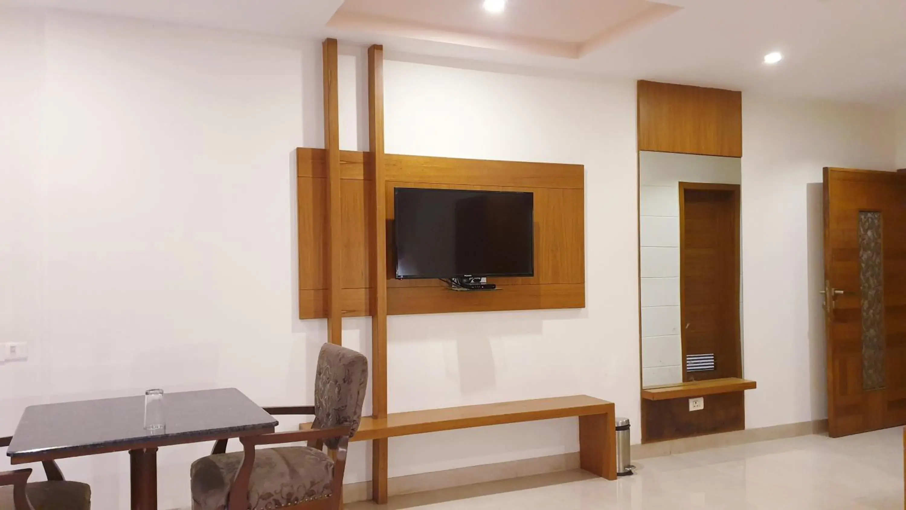 TV and multimedia, TV/Entertainment Center in Hotel Shalimar Palace