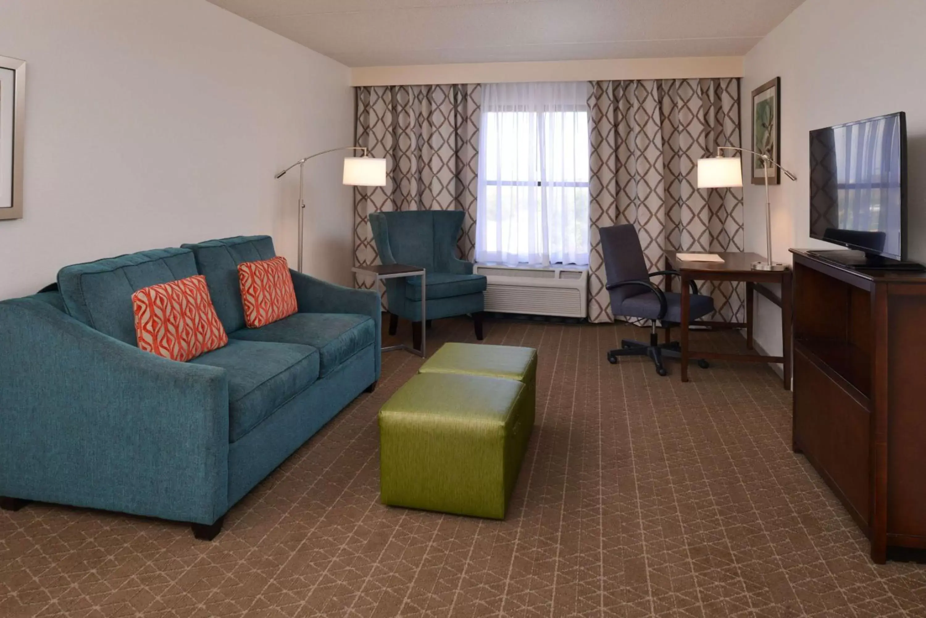 Living room, Seating Area in Hampton Inn & Suites Pueblo-Southgate