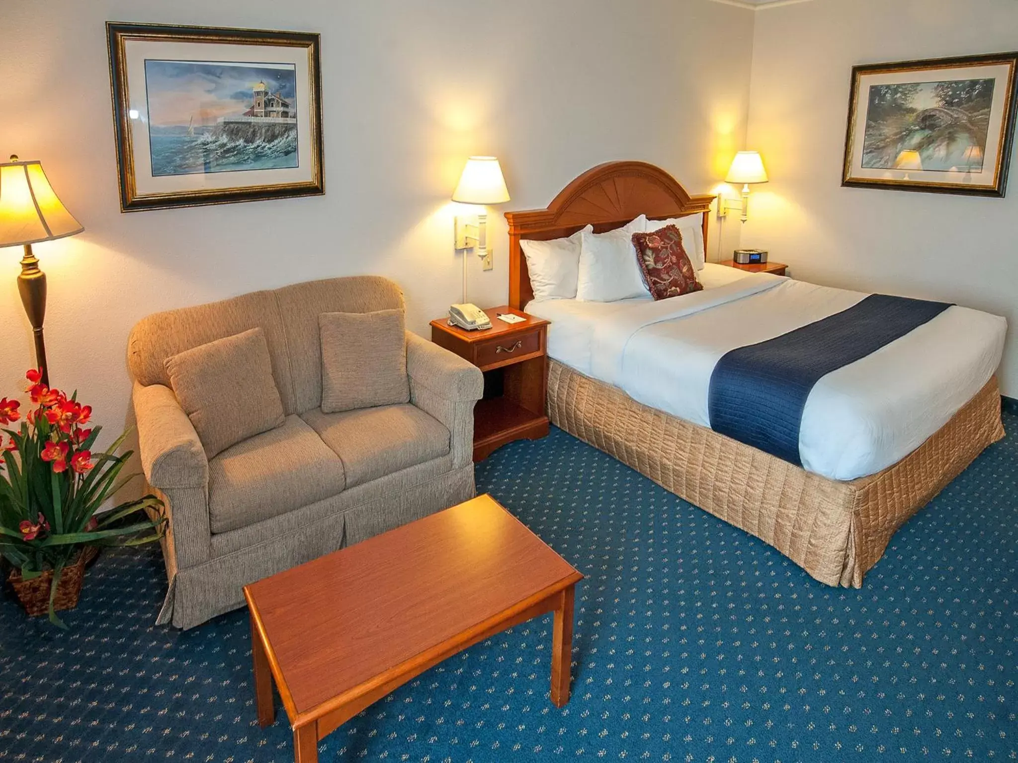 Living room, Bed in SureStay Plus Hotel by Best Western Billings
