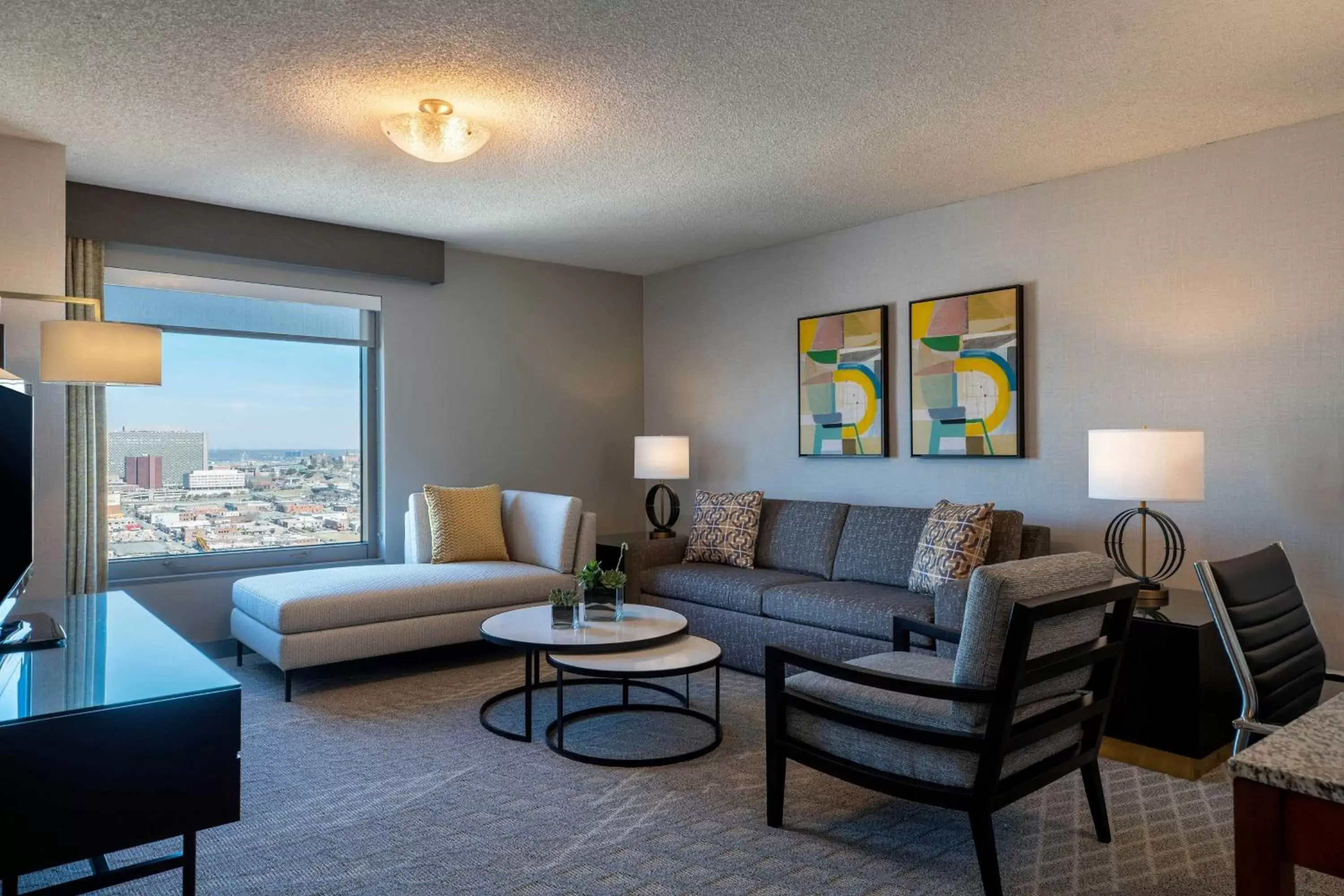 Living room, Seating Area in Sheraton Kansas City Hotel at Crown Center