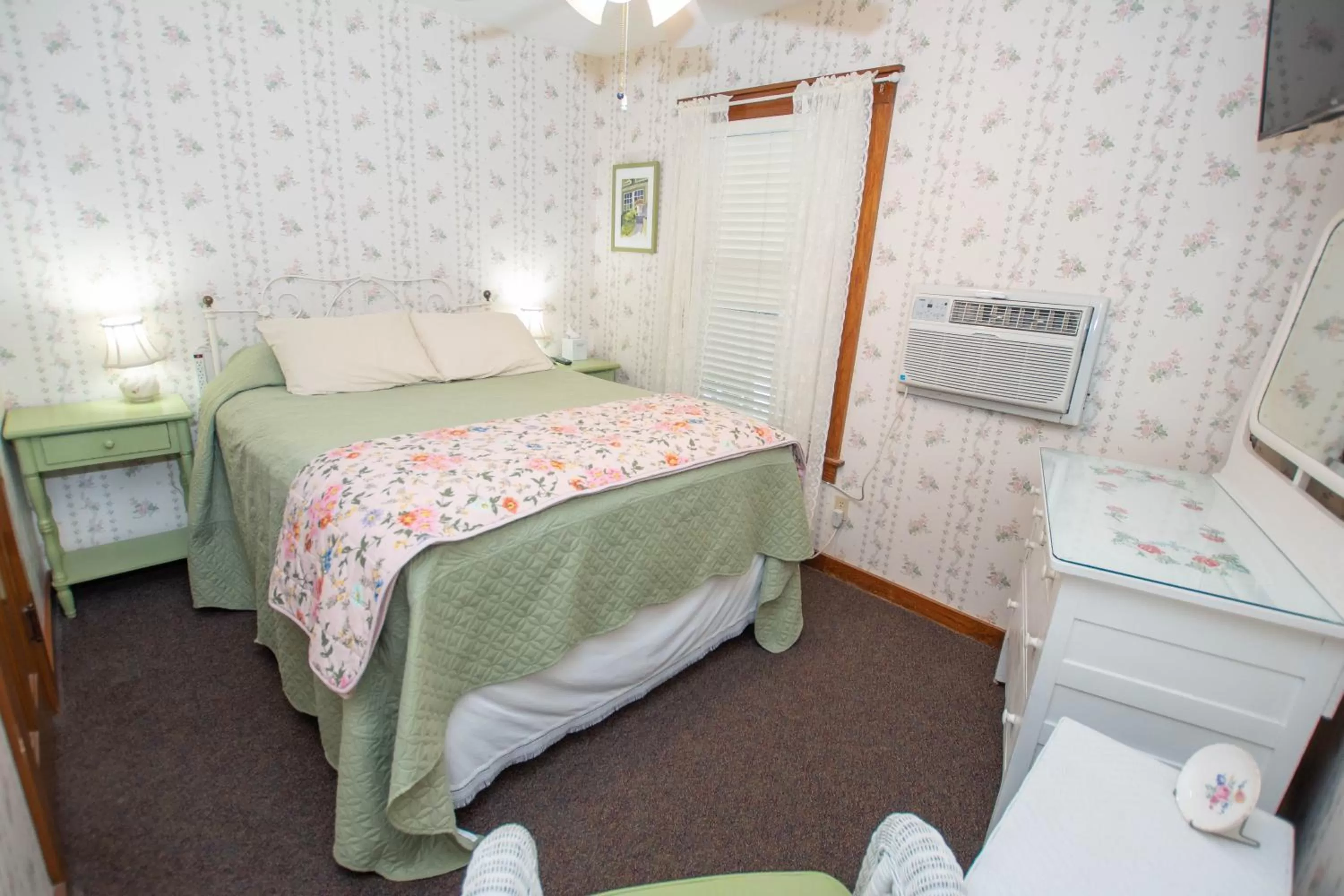 Bed in Terrace Inn and 1911 Restaurant