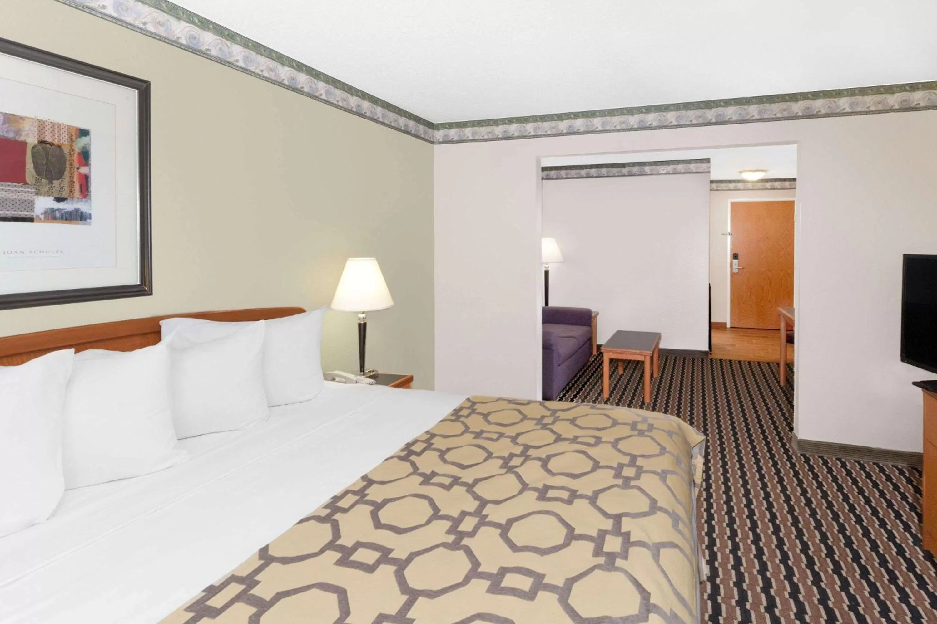 Photo of the whole room, Bed in Baymont by Wyndham Fort Wayne