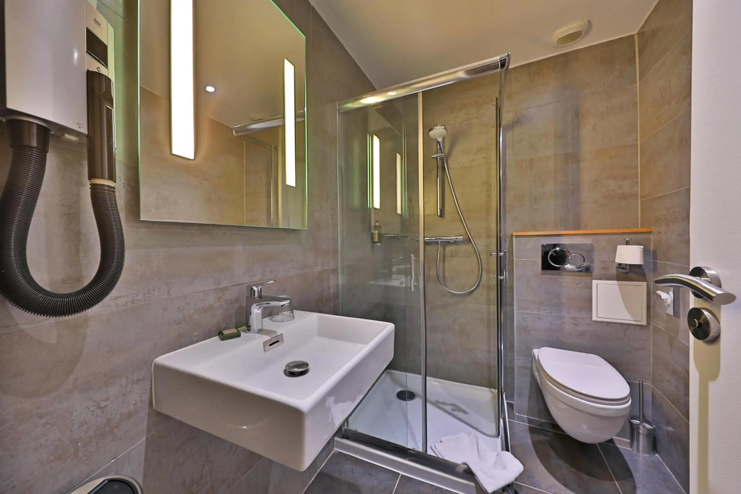 Bathroom in Hotel Louvre Richelieu